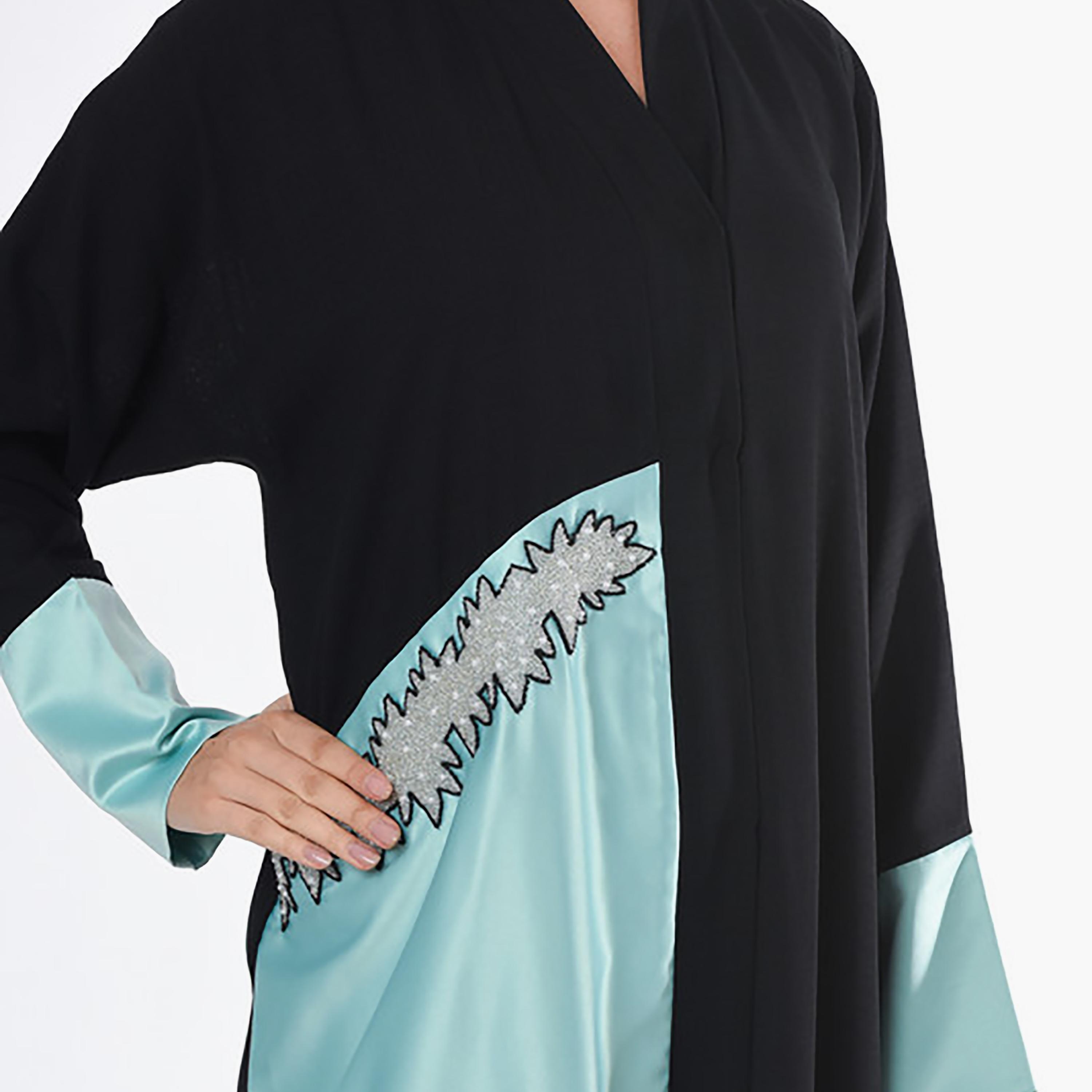 عباية كتان بتطريز متباين ورقع باللون الأسود مع شيلة من مويستريت-women-arabicclothing-abayas-image-2