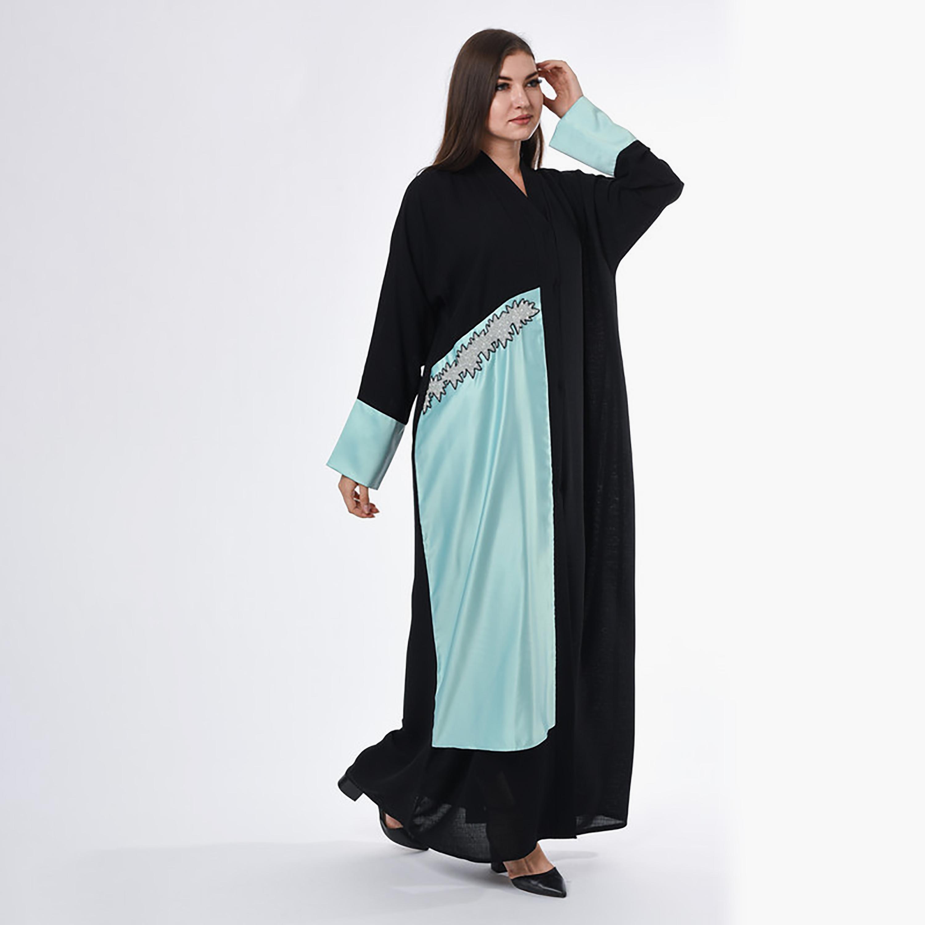 عباية كتان بتطريز متباين ورقع باللون الأسود مع شيلة من مويستريت-women-arabicclothing-abayas-image-3