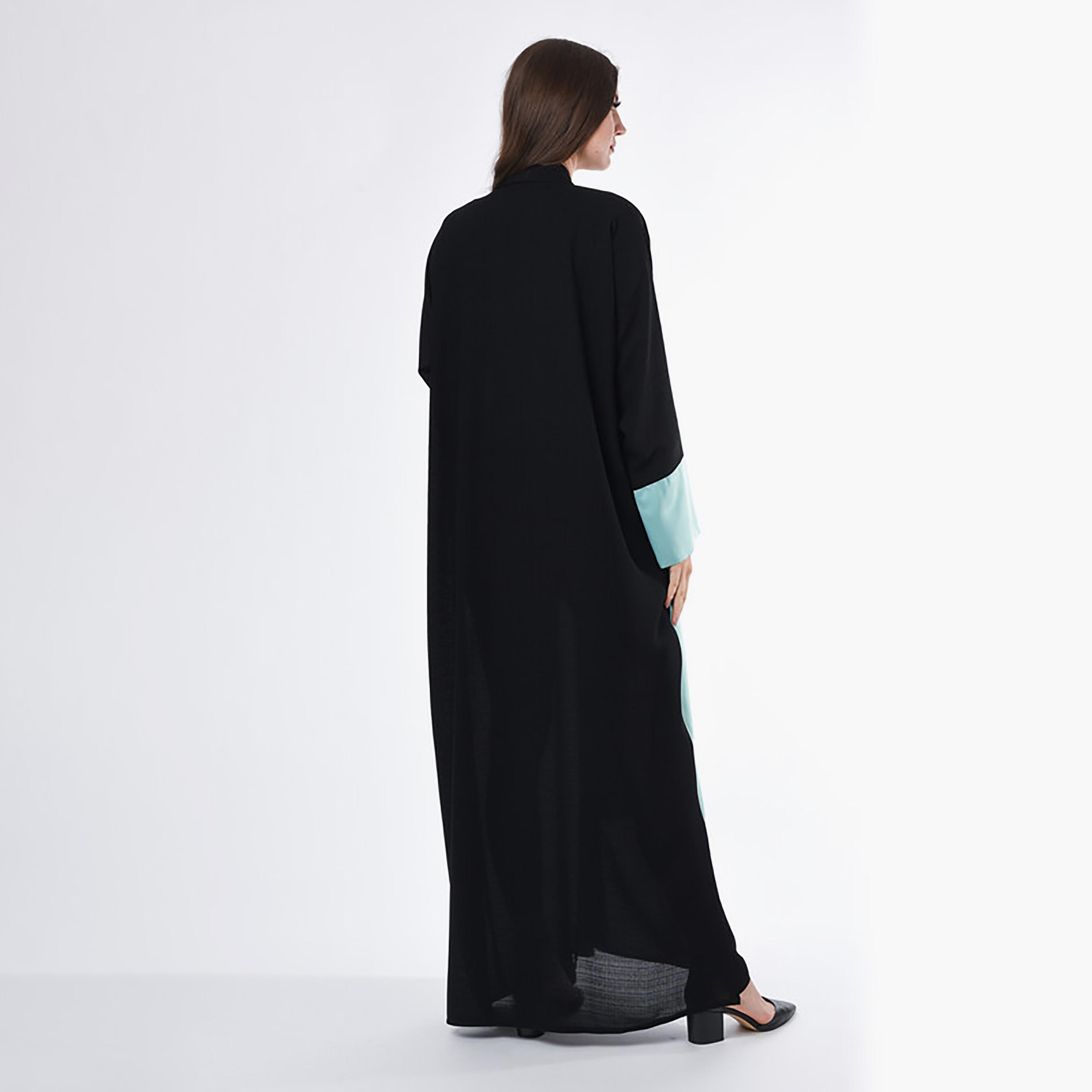 عباية كتان بتطريز متباين ورقع باللون الأسود مع شيلة من مويستريت-women-arabicclothing-abayas-image-4