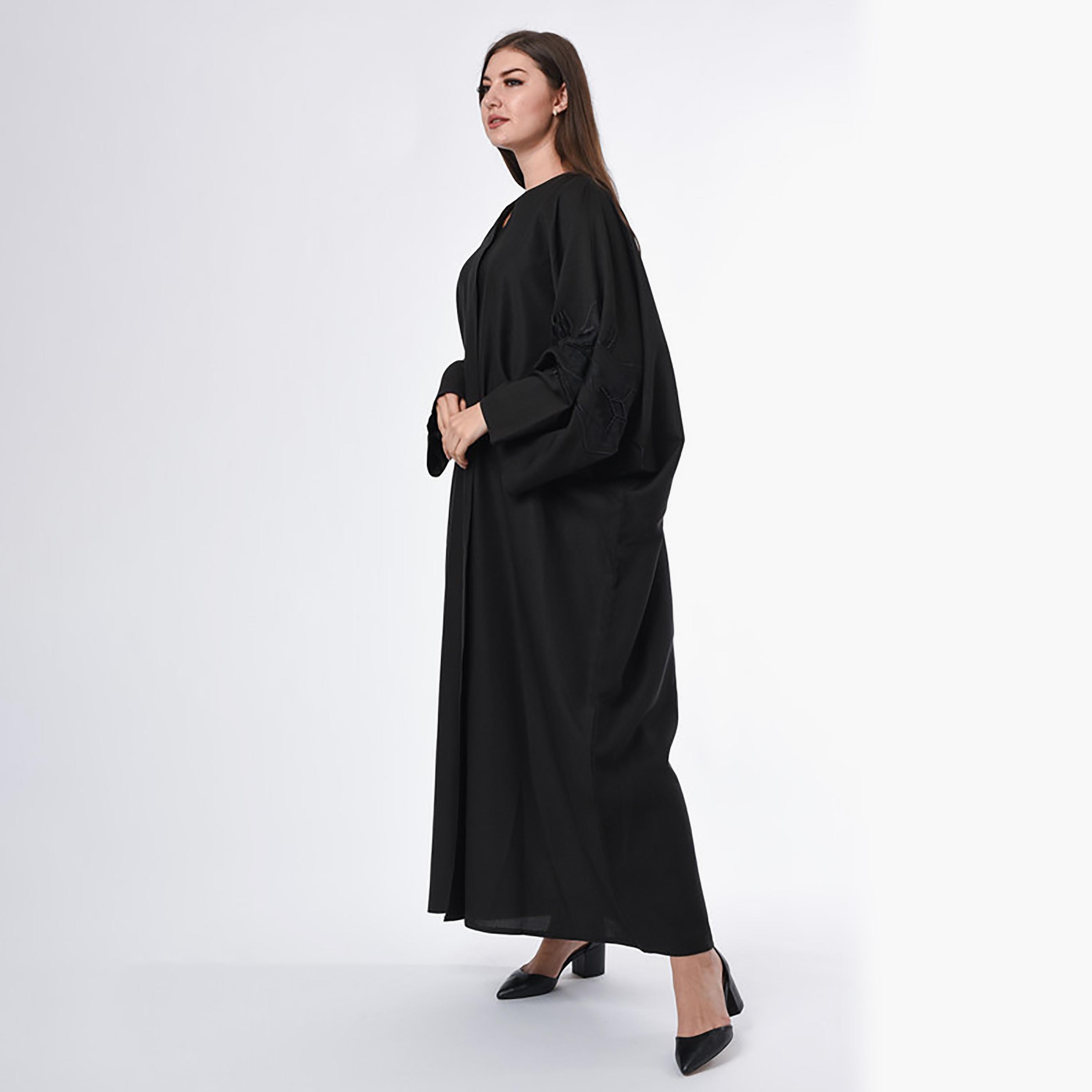 عباية كريب سوداء مطرزة بأكمام باتوينج مع شيلة من مويستريت-women-arabicclothing-abayas-image-3