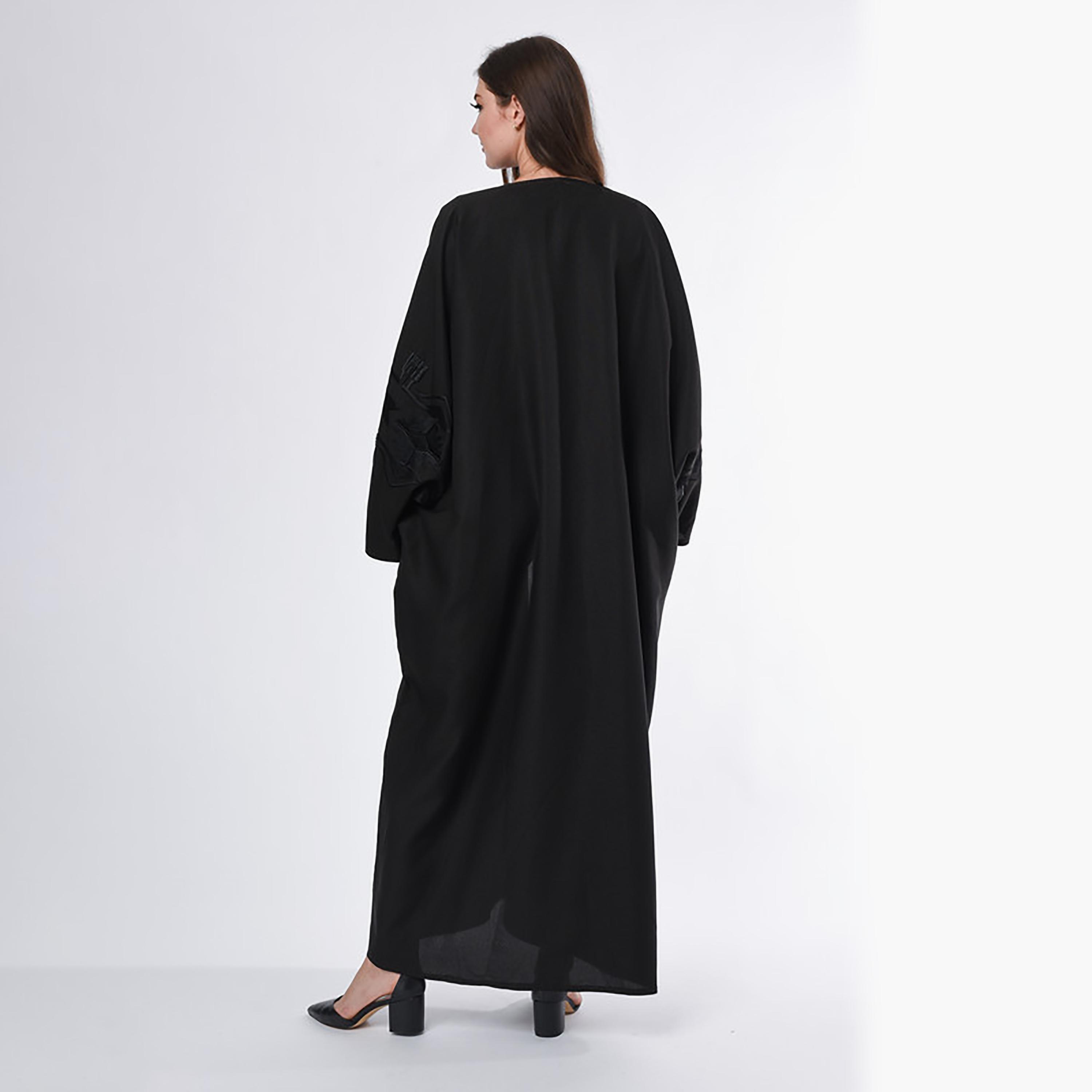عباية كريب سوداء مطرزة بأكمام باتوينج مع شيلة من مويستريت-women-arabicclothing-abayas-image-4