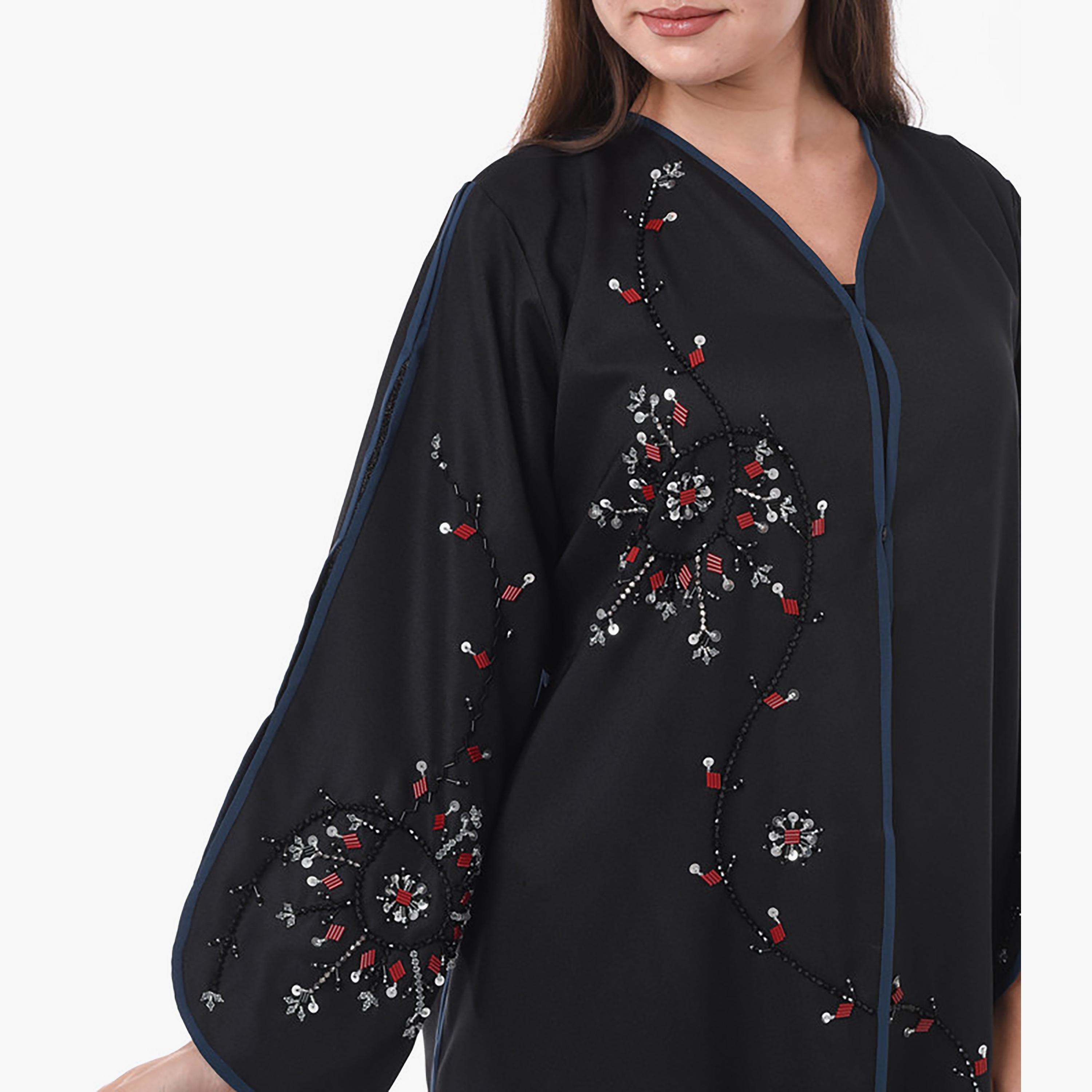 عباية سوداء مطرزة بالترتر وأكمام واسعة من الكريب مع شيلة من مويستريت-women-arabicclothing-abayas-image-2