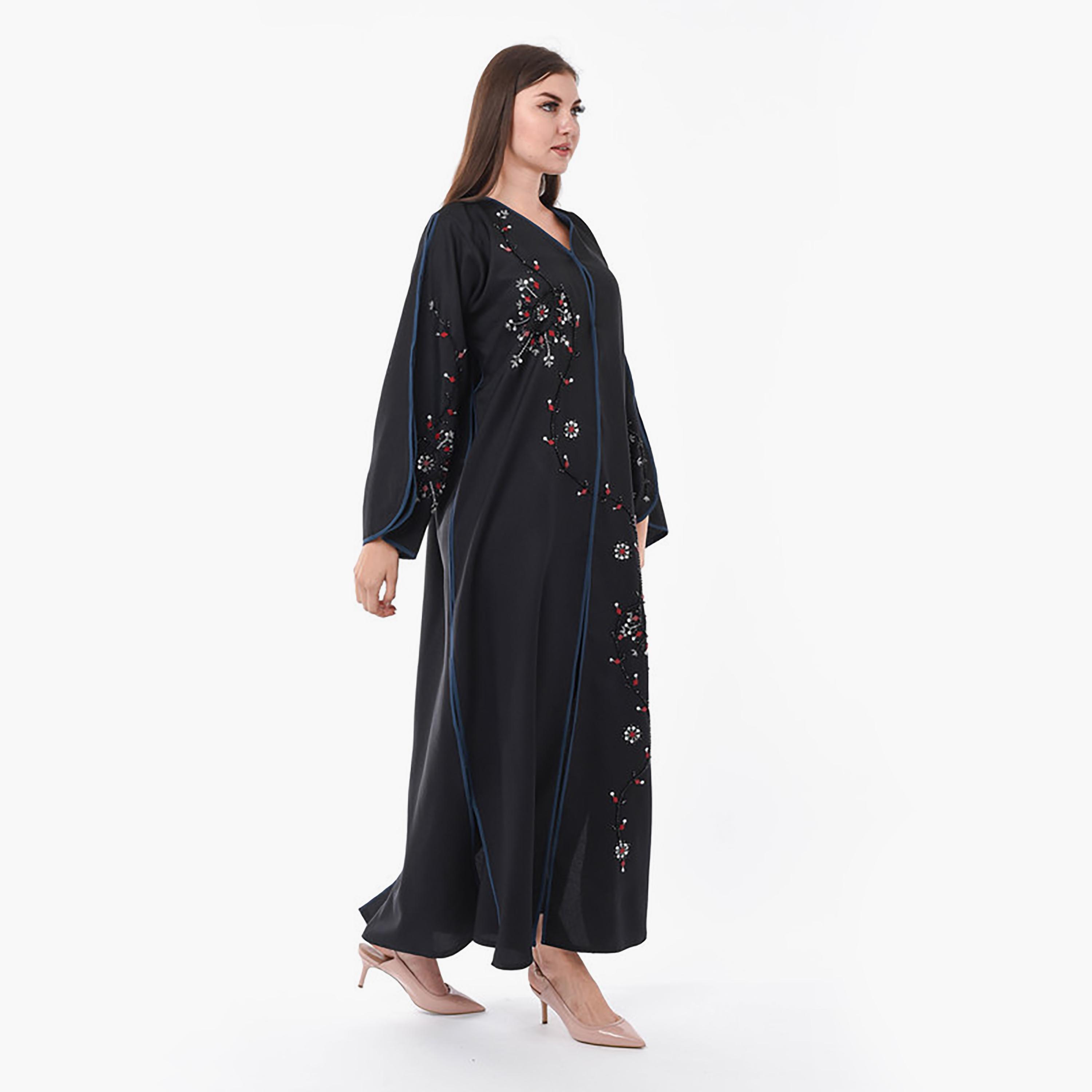 عباية سوداء مطرزة بالترتر وأكمام واسعة من الكريب مع شيلة من مويستريت-women-arabicclothing-abayas-image-3