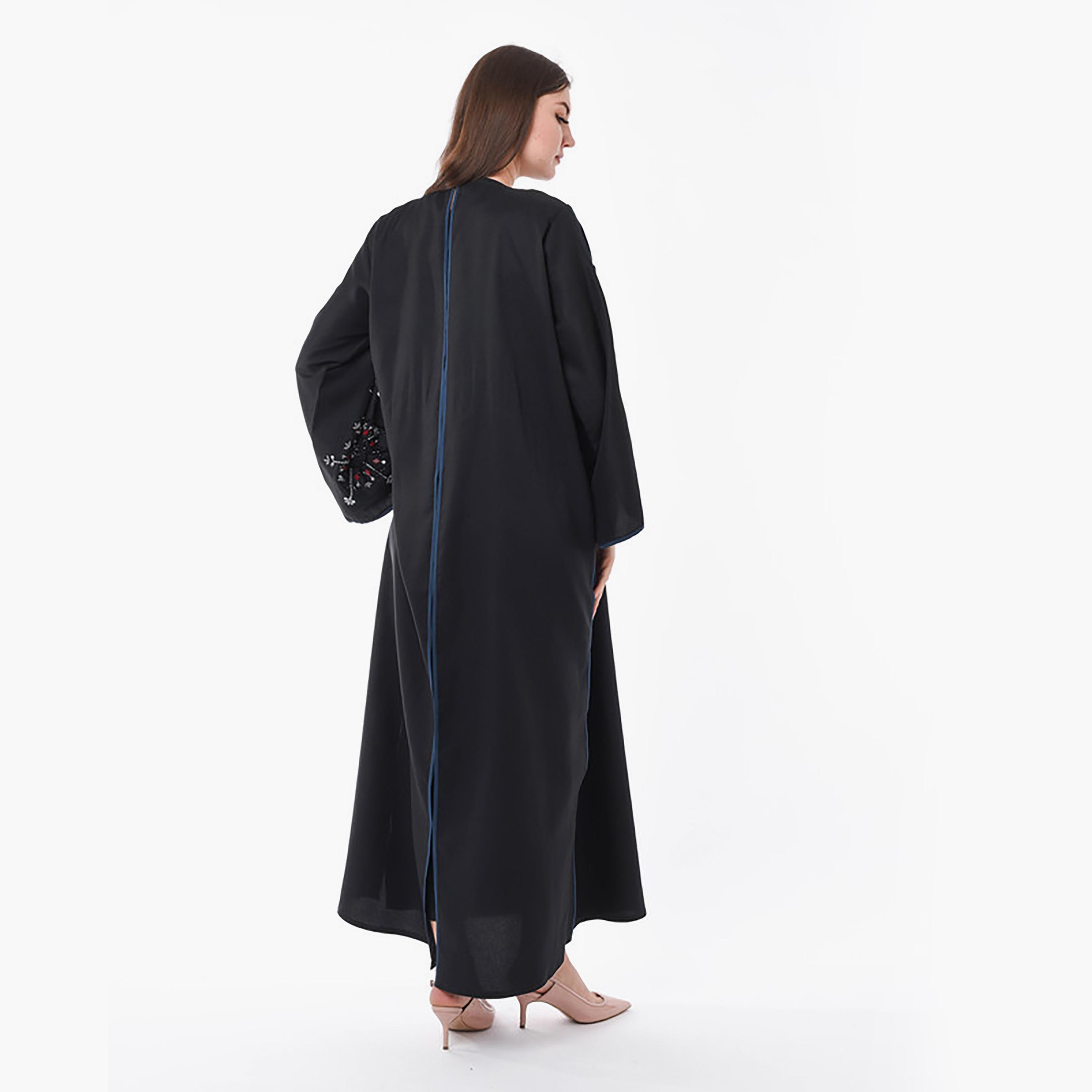 عباية سوداء مطرزة بالترتر وأكمام واسعة من الكريب مع شيلة من مويستريت-women-arabicclothing-abayas-image-4