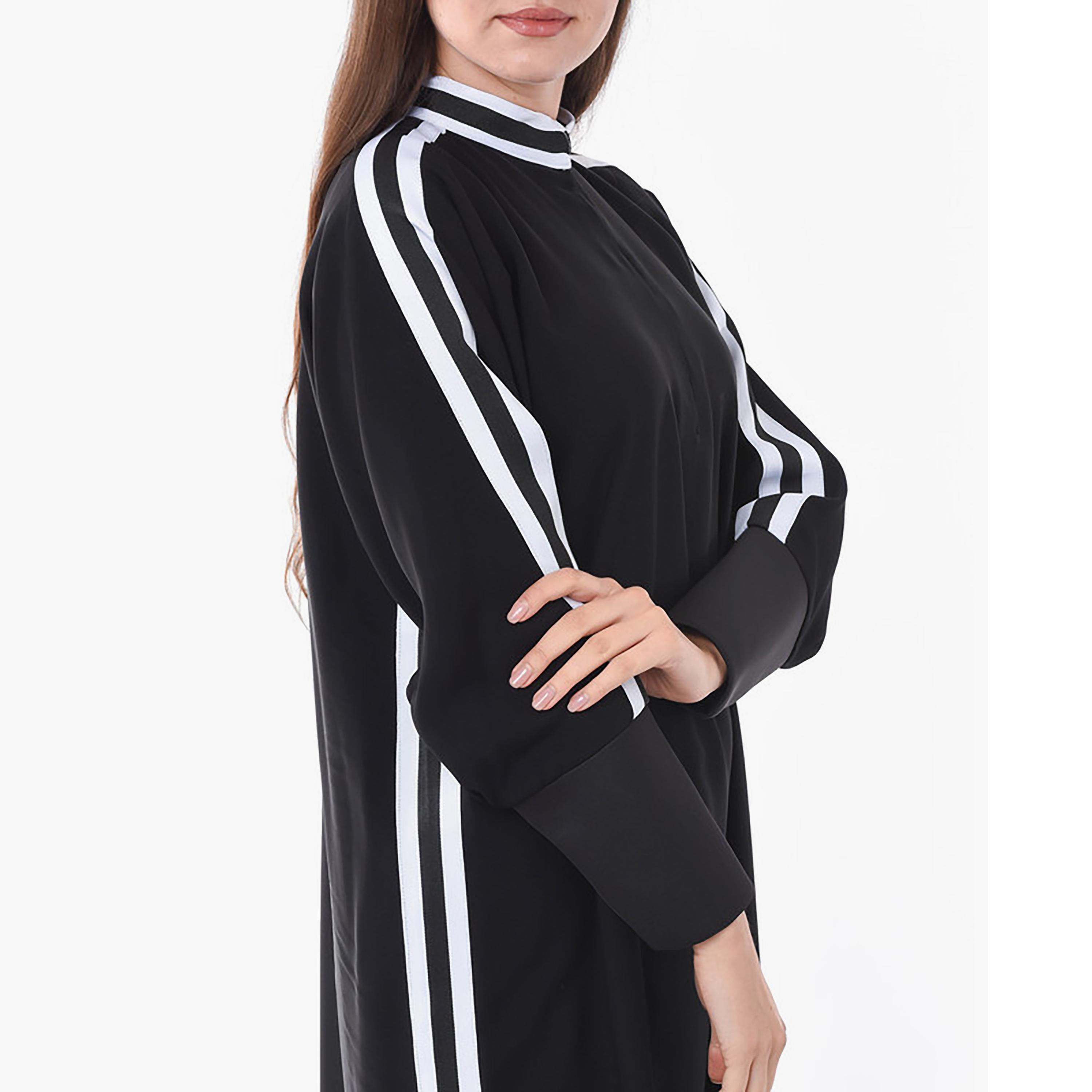 جلابية كريب مخططة باللون الأسود من مويستريت-women-arabicclothing-jalabiyas-image-2