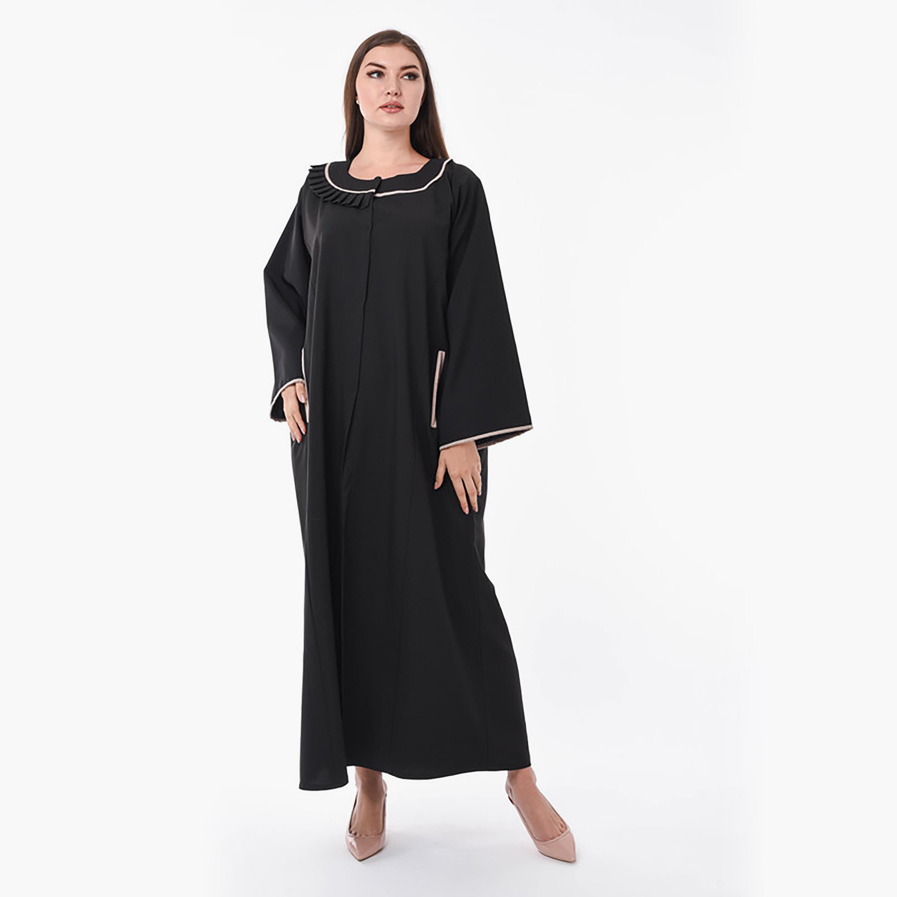 عباية كريب بتفاصيل طيات ورقبة مدببة باللون الأسود مع شيلة من مويستريت-women-arabicclothing-abayas-image-1