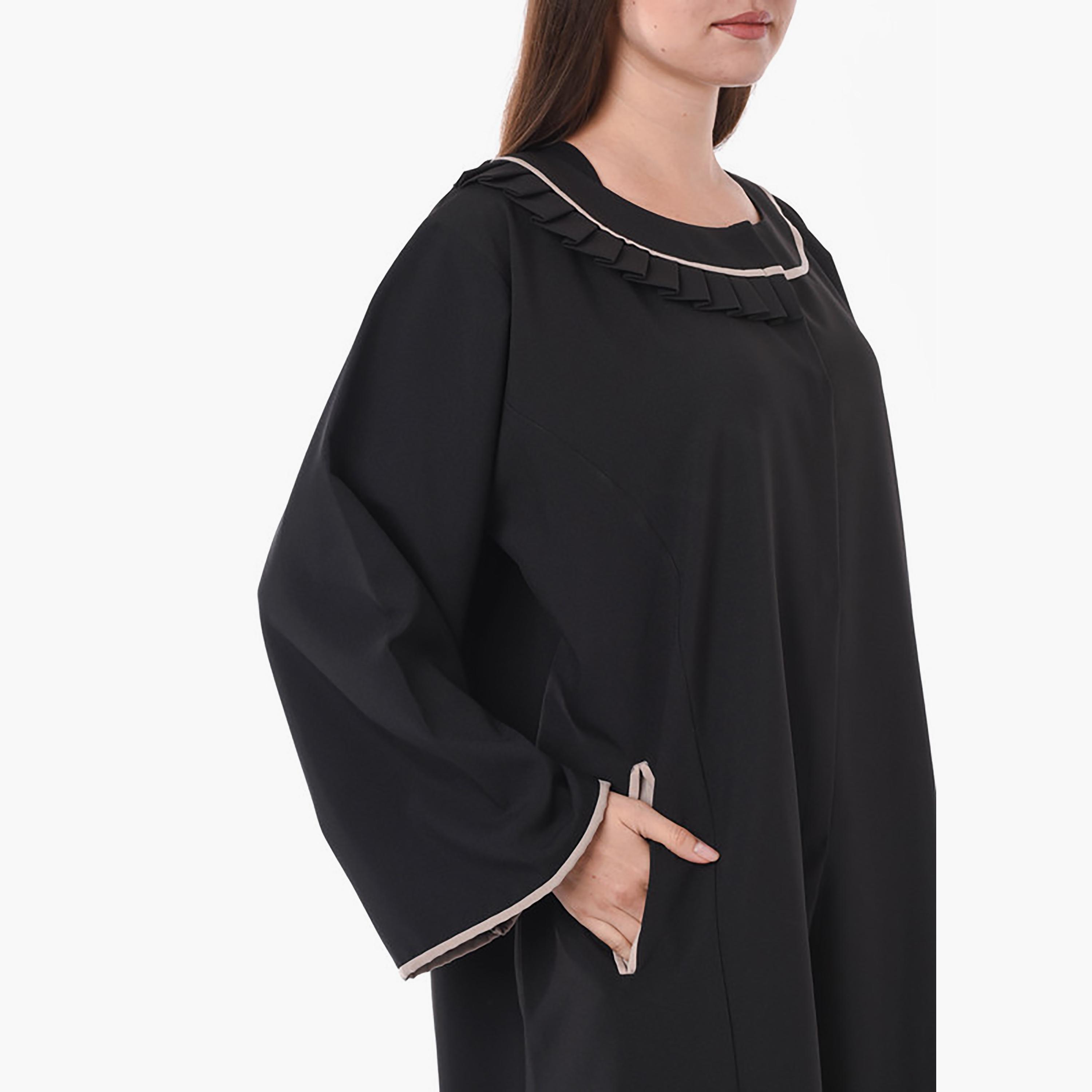 عباية كريب بتفاصيل طيات ورقبة مدببة باللون الأسود مع شيلة من مويستريت-women-arabicclothing-abayas-image-2