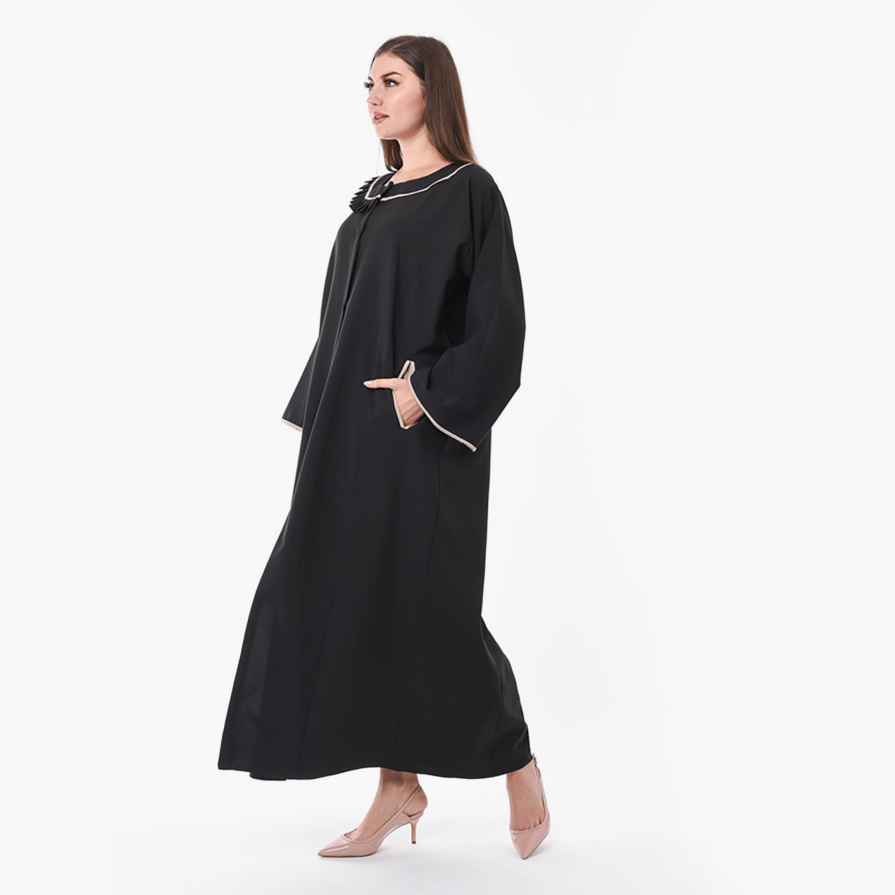 عباية كريب بتفاصيل طيات ورقبة مدببة باللون الأسود مع شيلة من مويستريت-women-arabicclothing-abayas-image-3