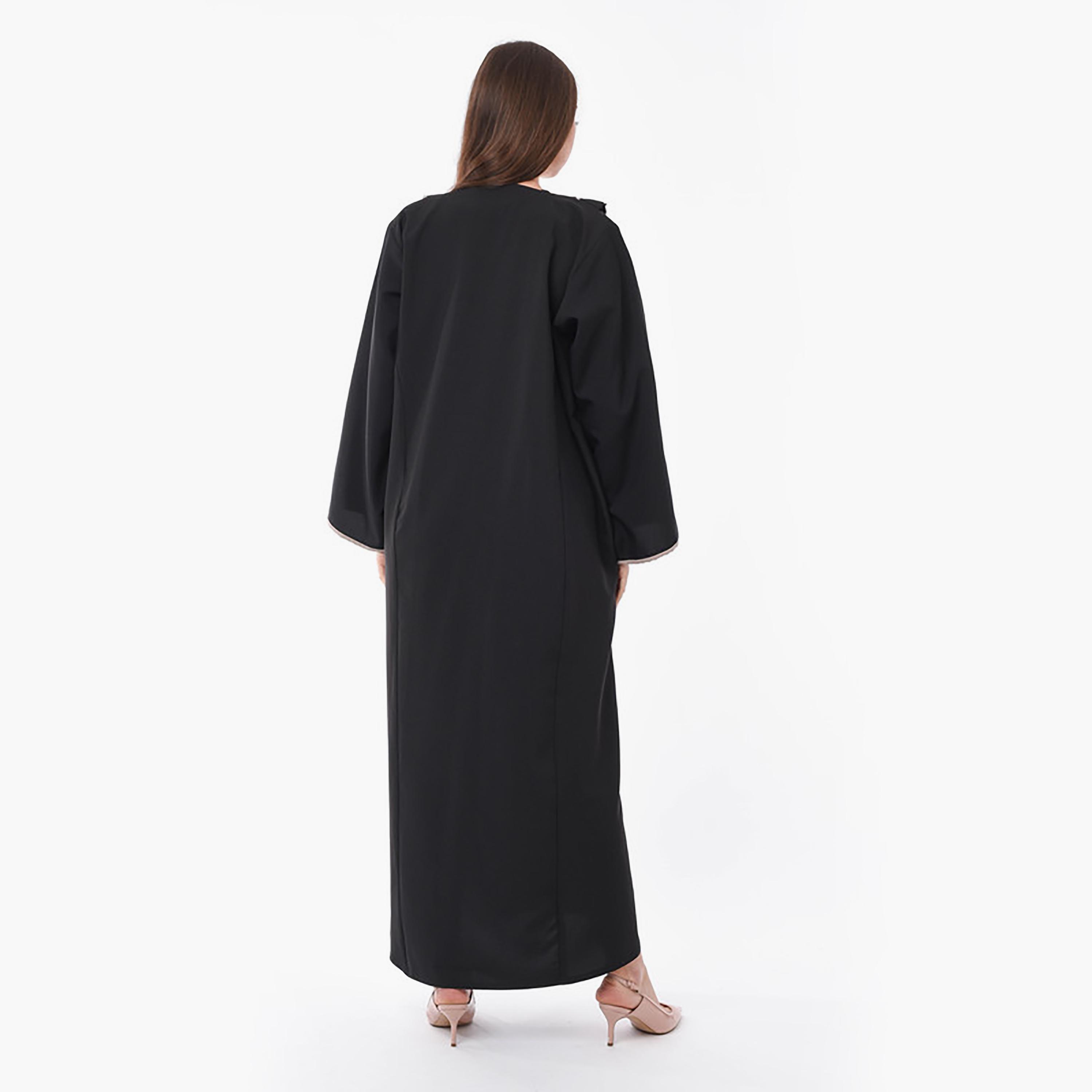 عباية كريب بتفاصيل طيات ورقبة مدببة باللون الأسود مع شيلة من مويستريت-women-arabicclothing-abayas-image-4