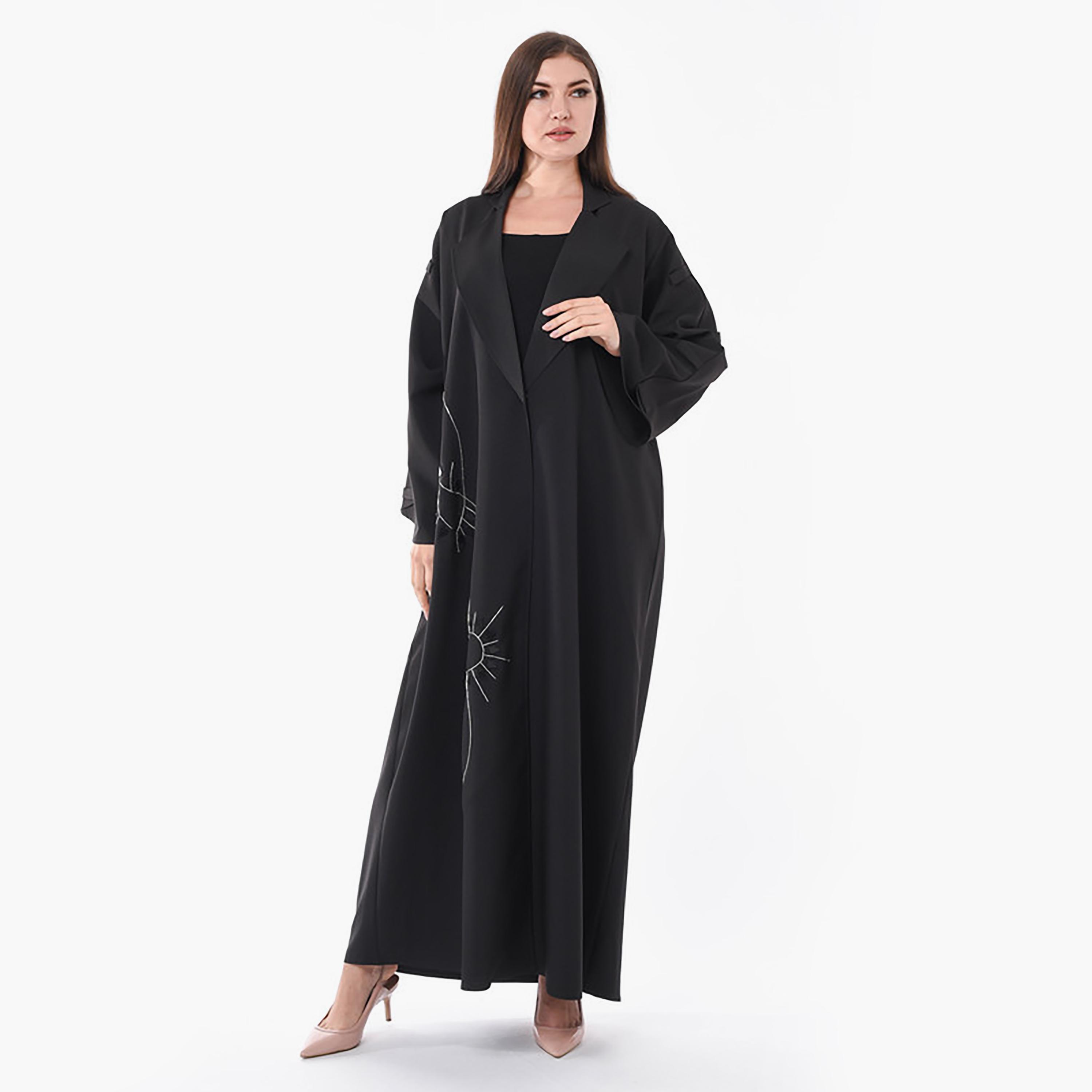 عباية بتصميم معطف من الكريب باللون الأسود مع طية صدر مدببة وأكمام واسعة مع شيلة من مويستريت-women-arabicclothing-abayas-image-1