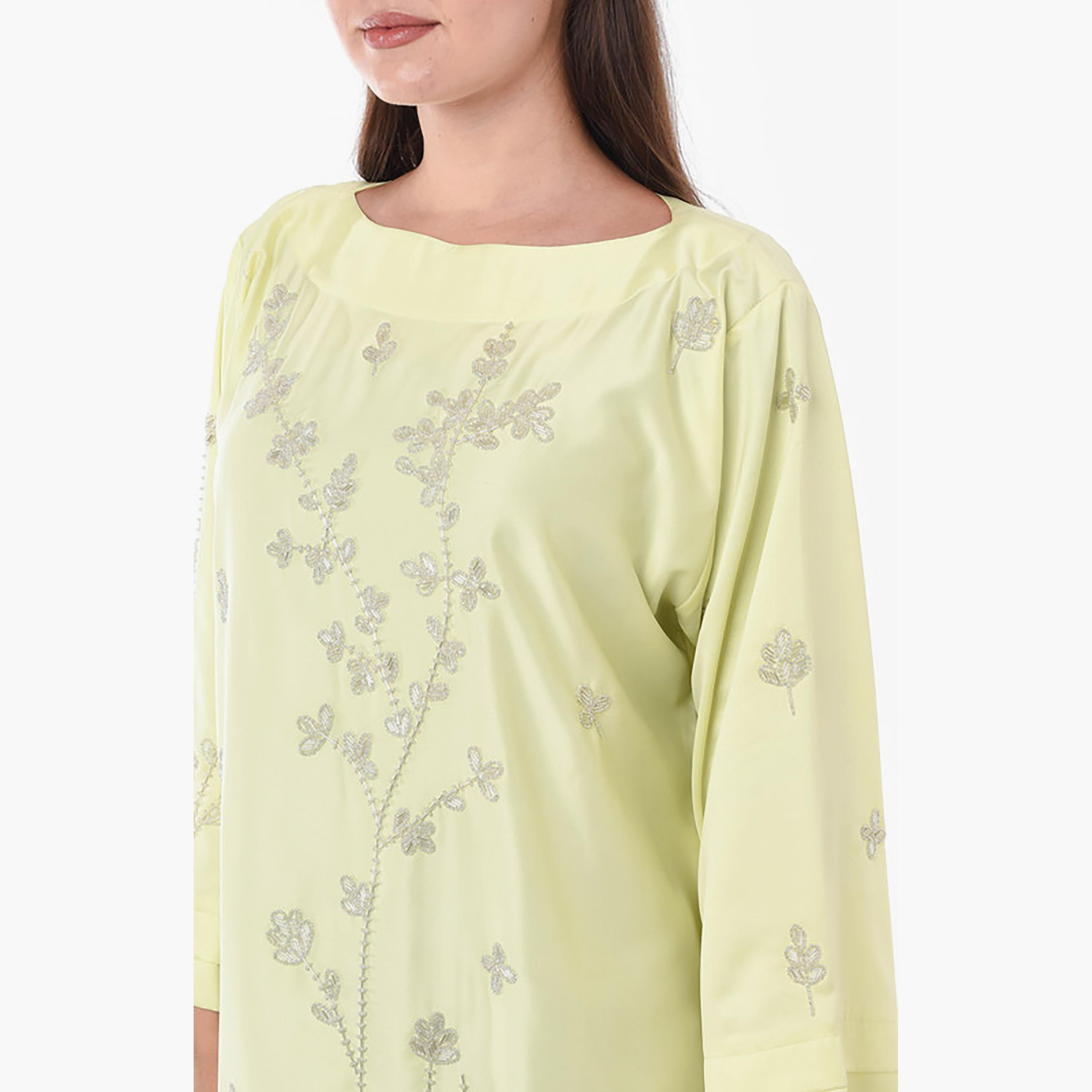 جلابية برقبة قارب مطرزة يدويًا باللون الأصفر والترتر من مويستريت-women-arabicclothing-jalabiyas-image-2