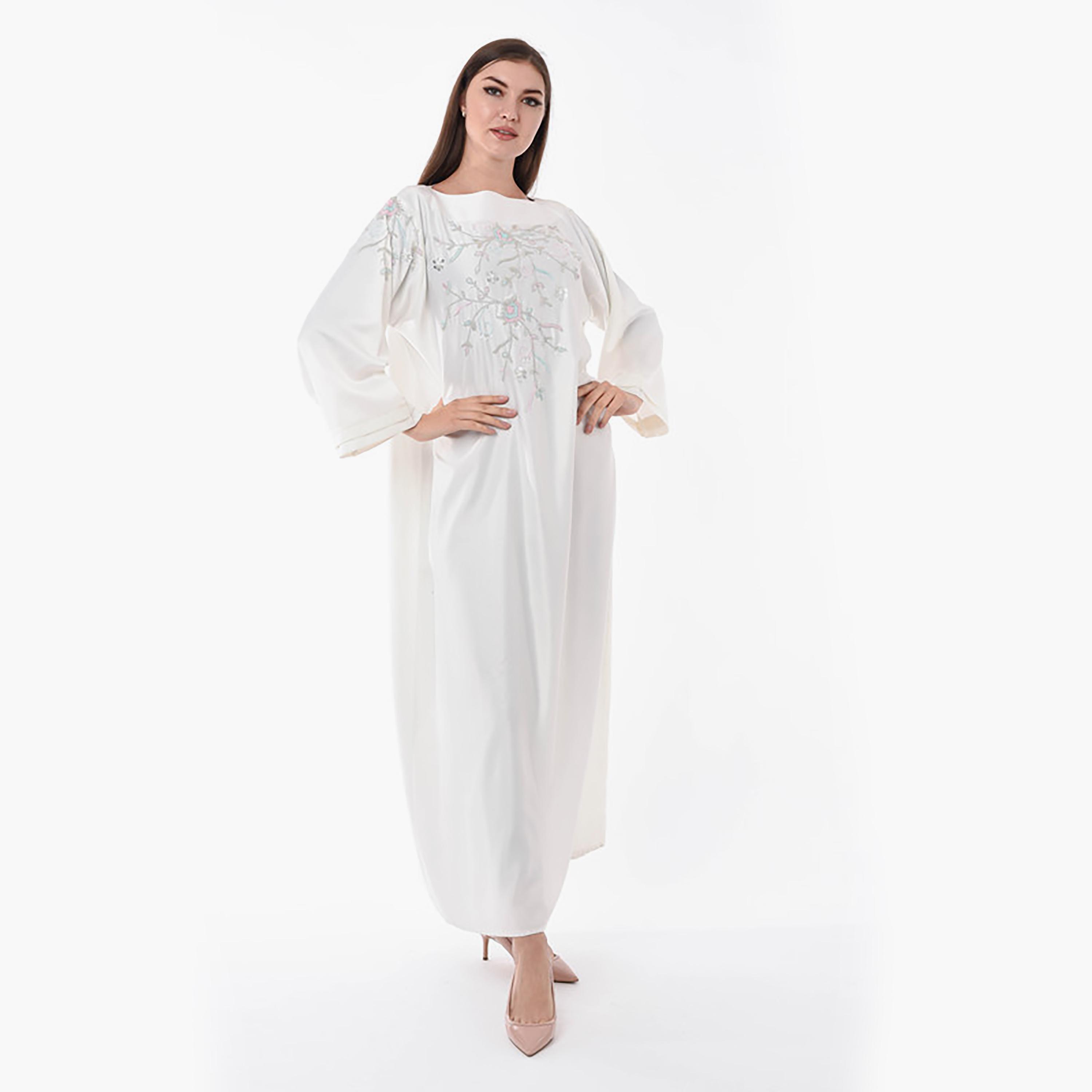 جلابية بيضاء مطرزة بالترتر ومزينة برقبة قارب من مويستريت-women-arabicclothing-jalabiyas-image-1