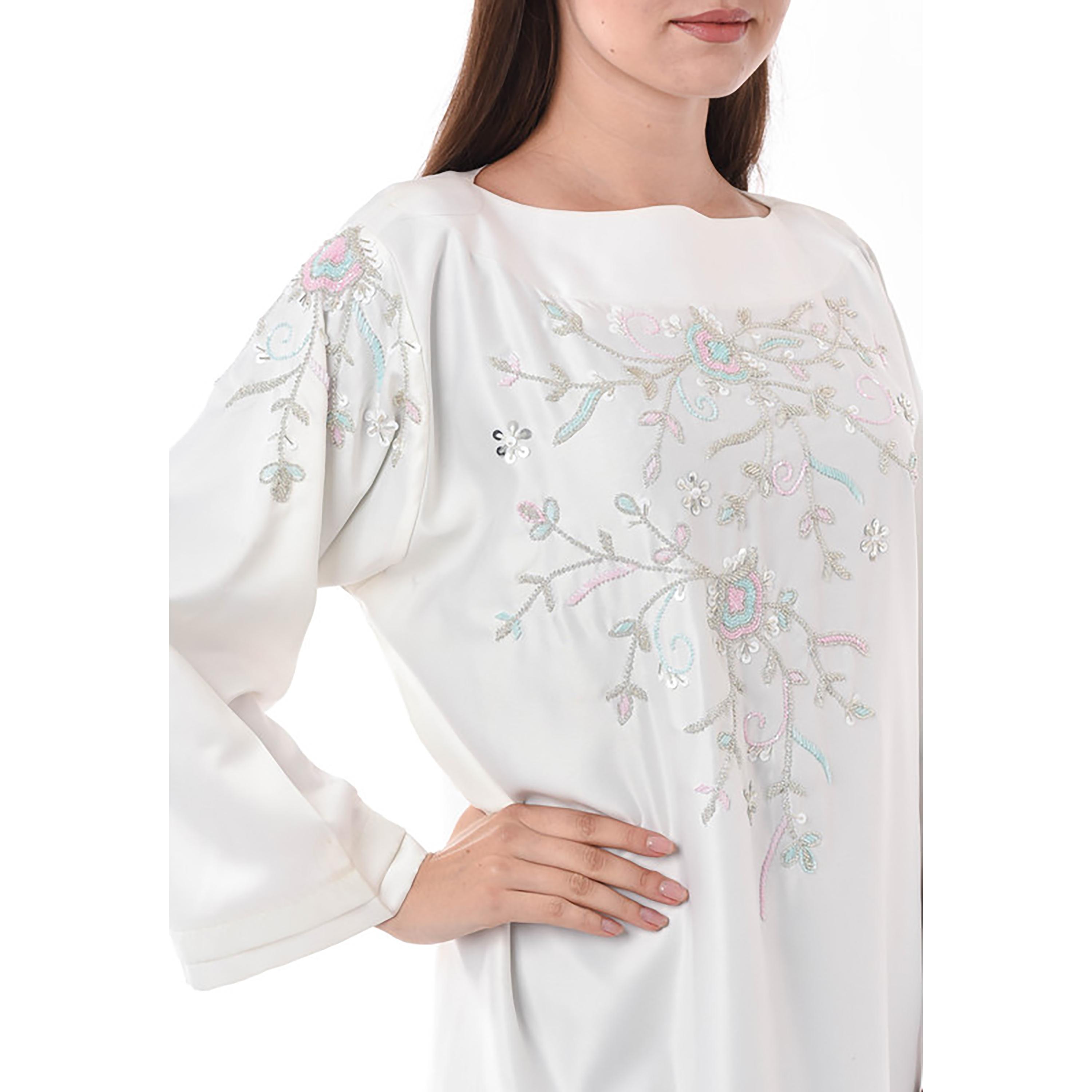 جلابية بيضاء مطرزة بالترتر ومزينة برقبة قارب من مويستريت-women-arabicclothing-jalabiyas-image-2
