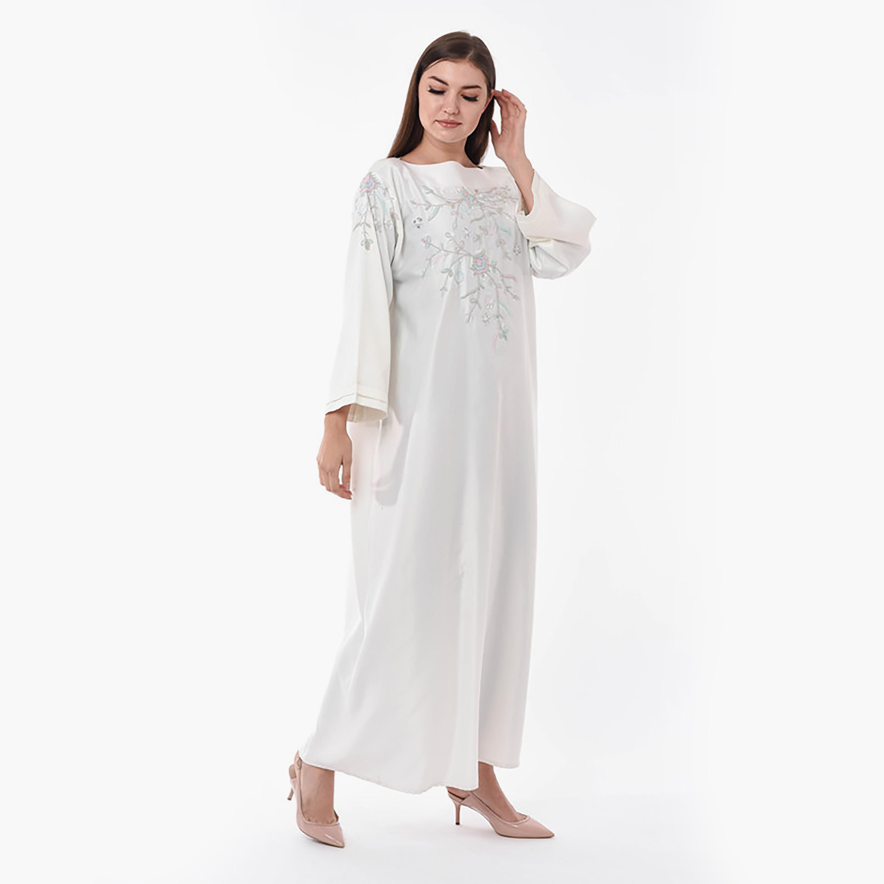 جلابية بيضاء مطرزة بالترتر ومزينة برقبة قارب من مويستريت-women-arabicclothing-jalabiyas-image-3