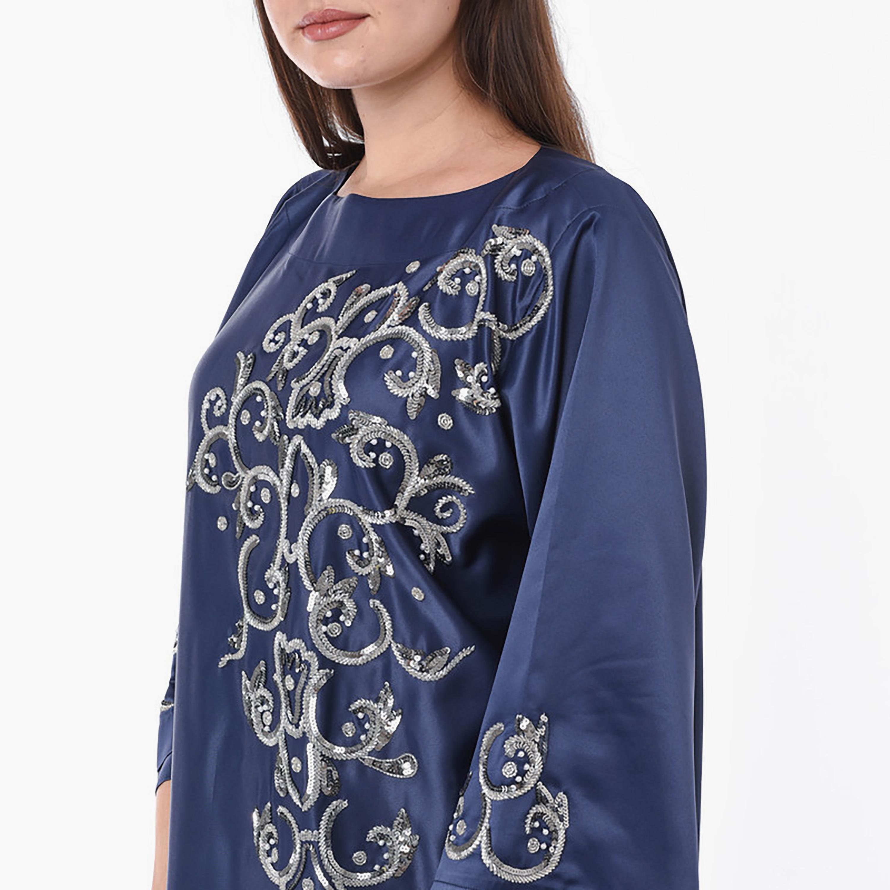 جلابية باللون الكحلي مطرزة بالترتر وأكمام واسعة من مويستريت-women-arabicclothing-jalabiyas-image-2