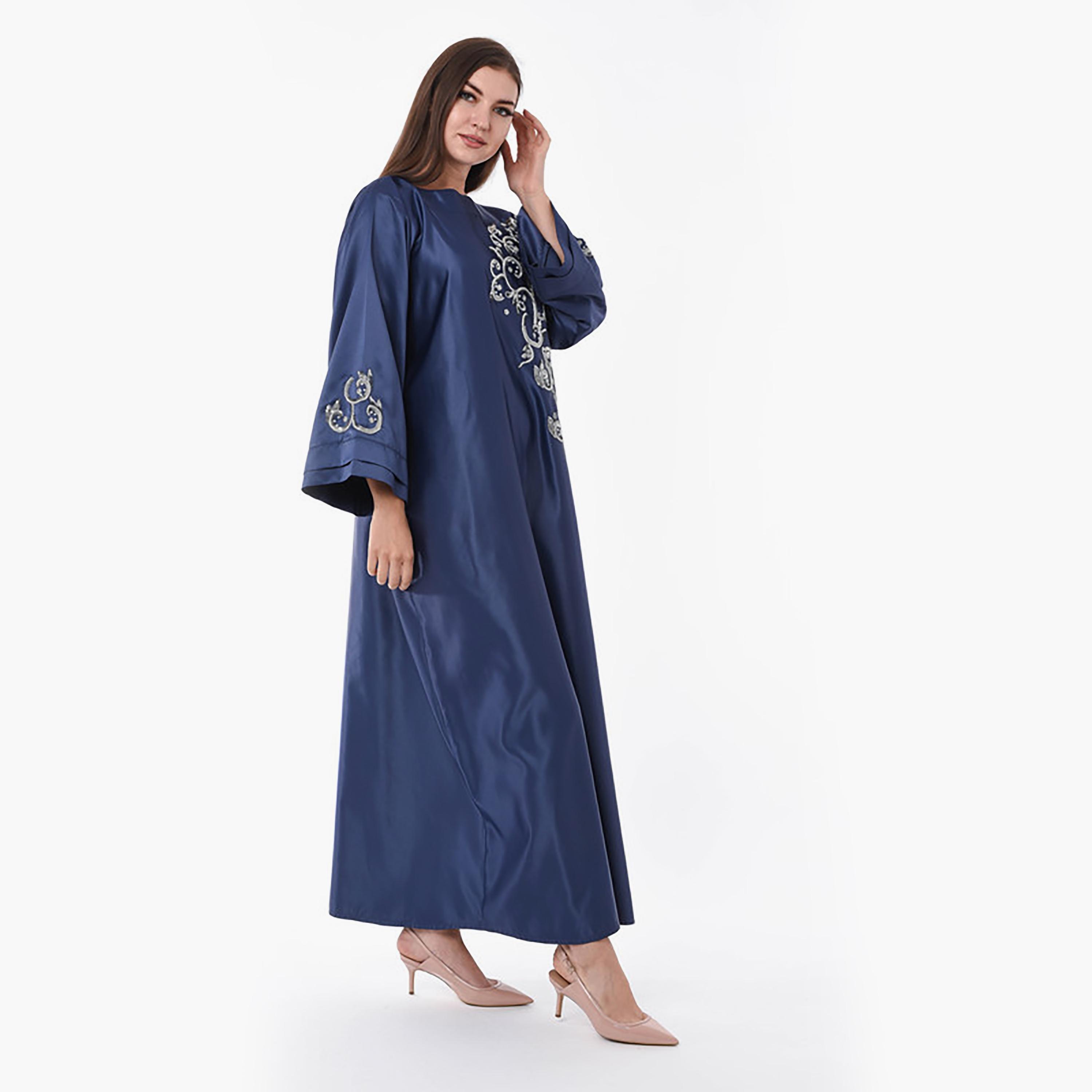 جلابية باللون الكحلي مطرزة بالترتر وأكمام واسعة من مويستريت-women-arabicclothing-jalabiyas-image-3
