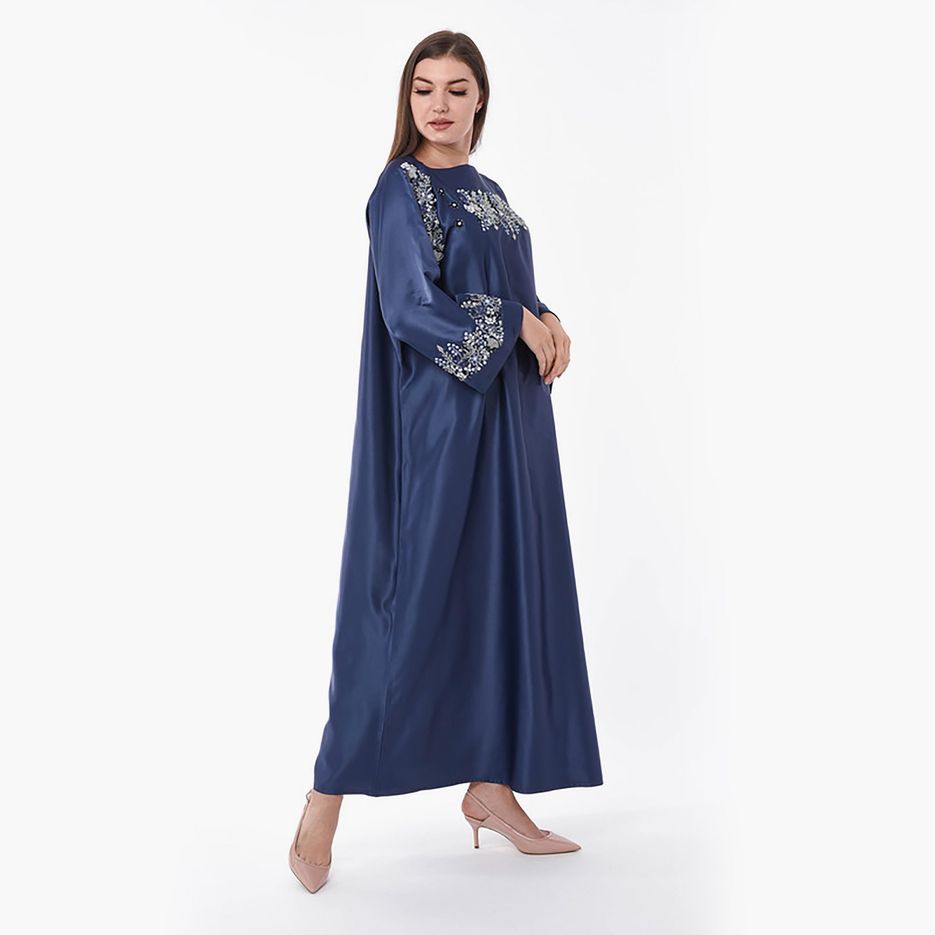 جلابية  باللون الأزرق مطرز بالخرز والترتر وياقة قارب وأكمام واسعة من مويستريت-women-arabicclothing-jalabiyas-image-3