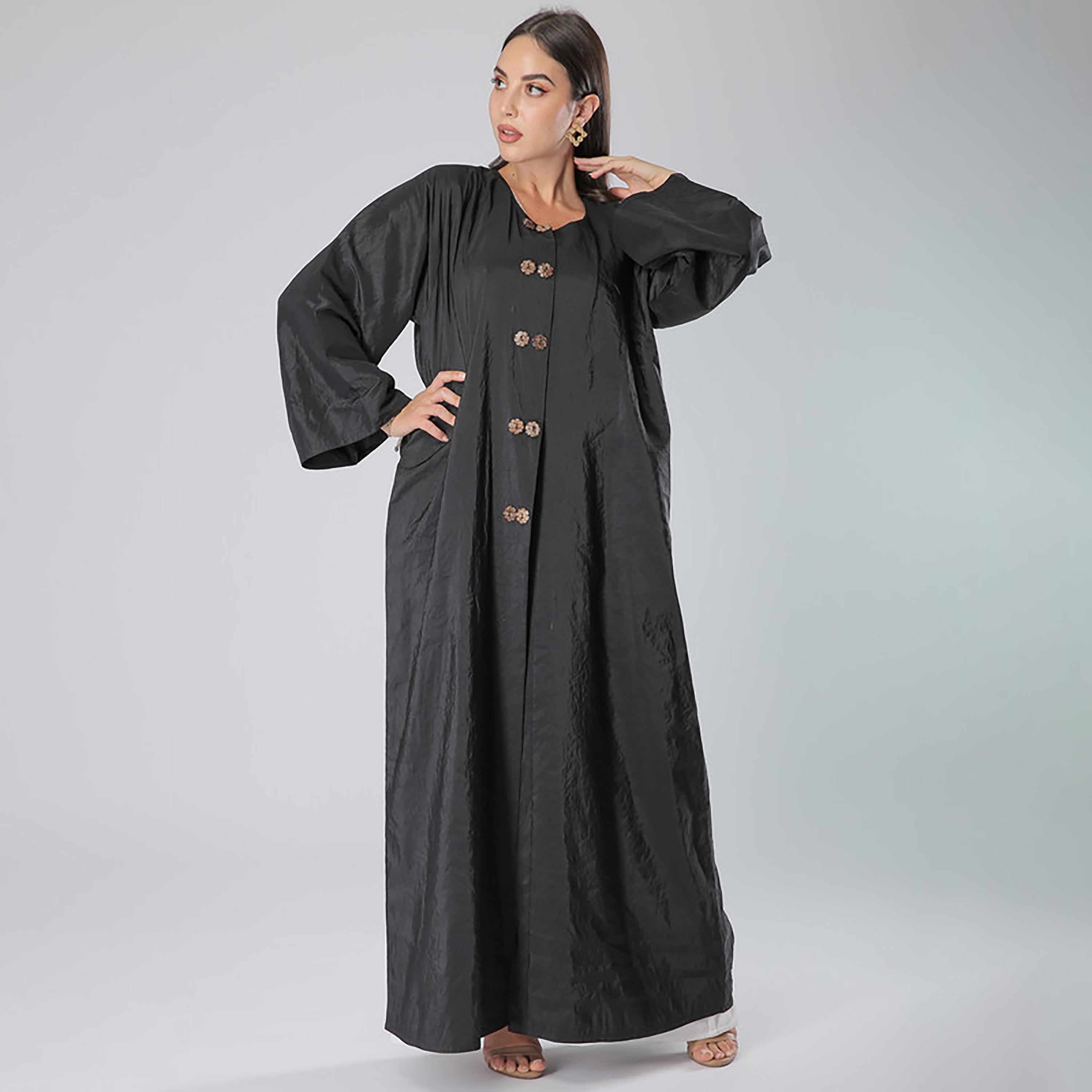 عباية بأزرار خشبية سوداء مع شيلة من مويستريت-women-arabicclothing-abayas-image-1