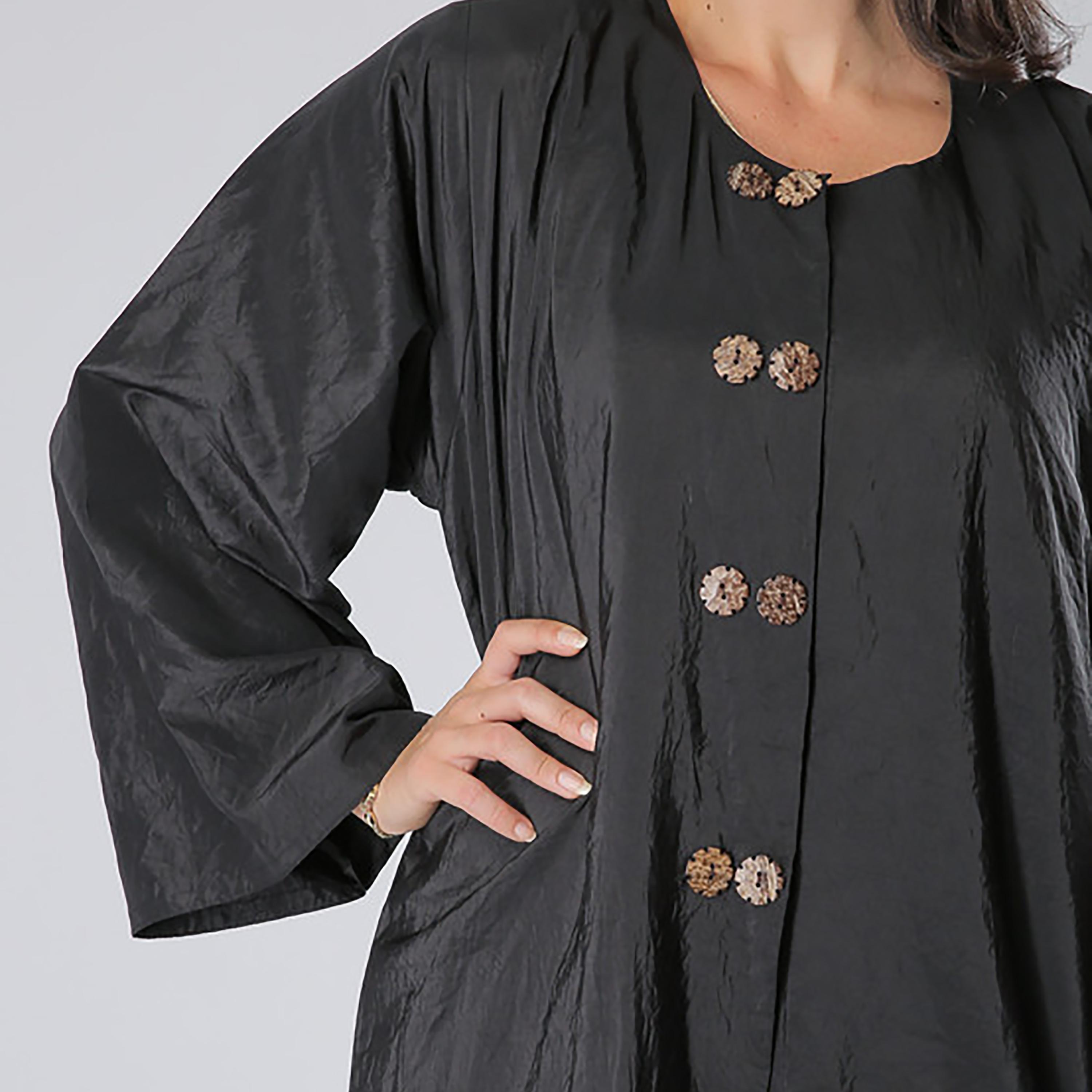 عباية بأزرار خشبية سوداء مع شيلة من مويستريت-women-arabicclothing-abayas-image-2