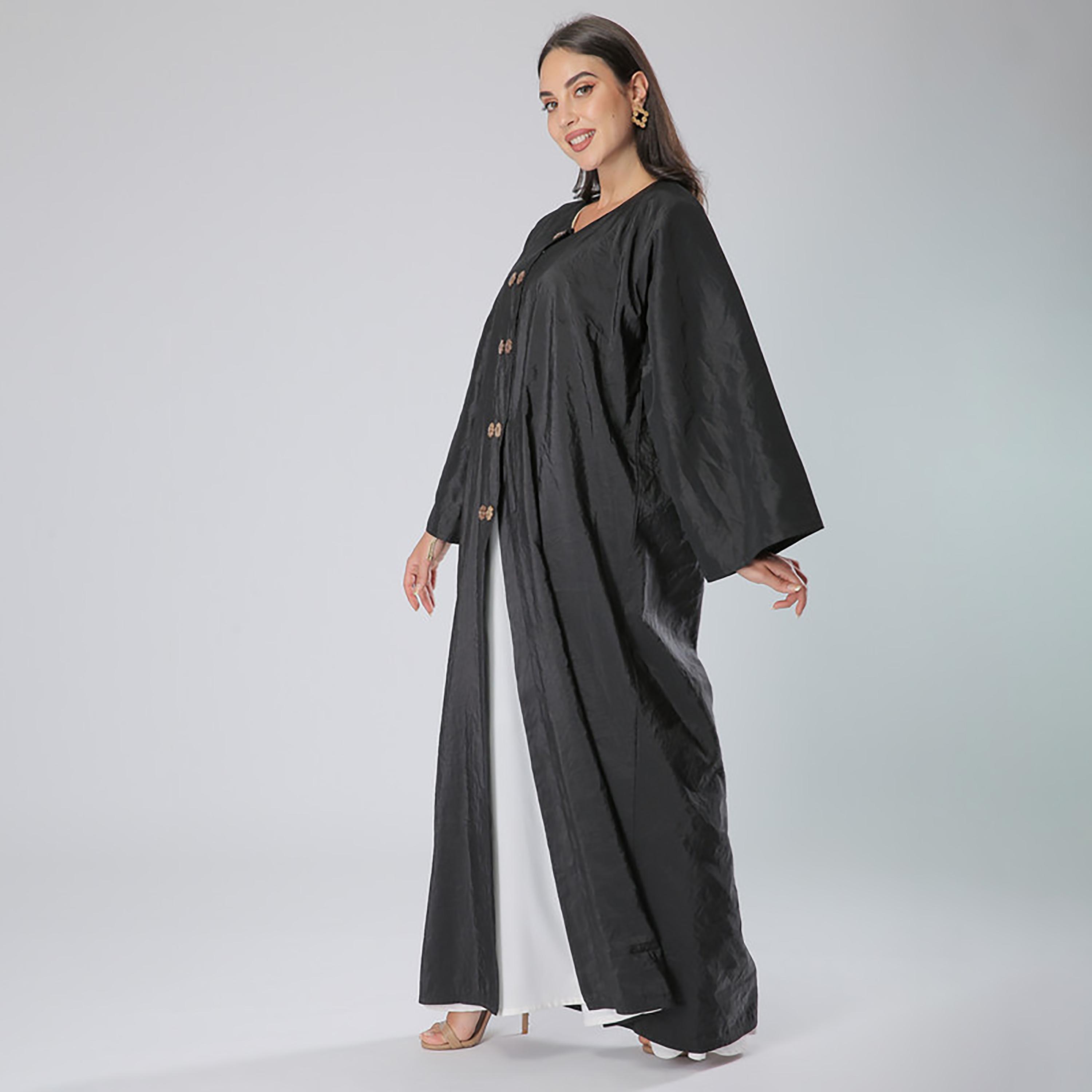 عباية بأزرار خشبية سوداء مع شيلة من مويستريت-women-arabicclothing-abayas-image-3