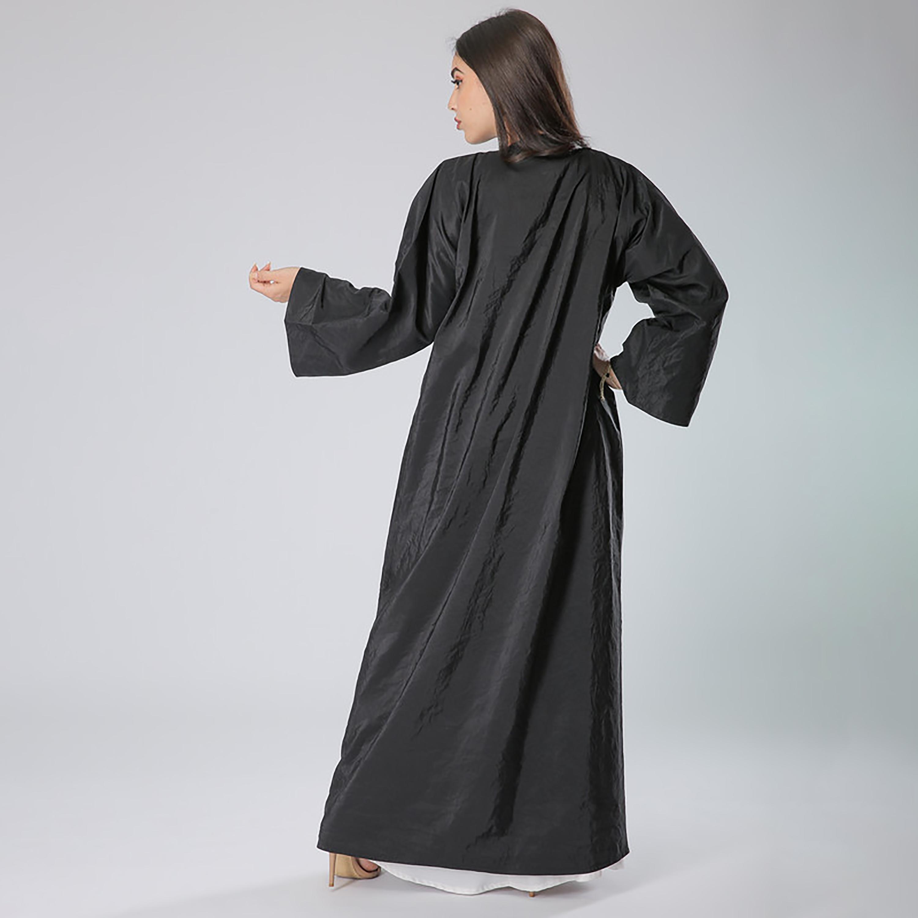 عباية بأزرار خشبية سوداء مع شيلة من مويستريت-women-arabicclothing-abayas-image-4