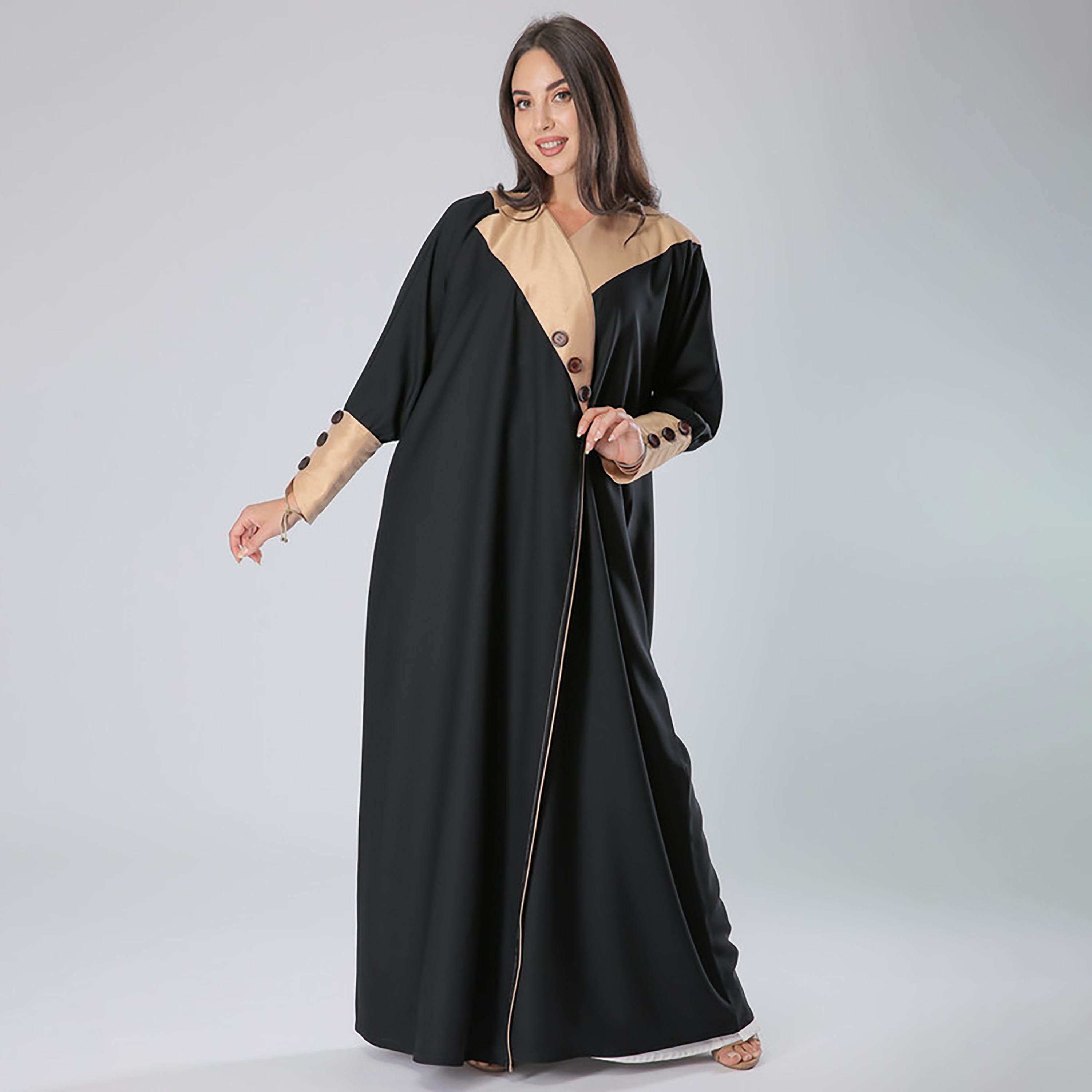 عباية بأكمام من الكريب ومزينة بأزرار باللون الأسود مع شيلة من مويستريت-women-arabicclothing-abayas-image-1