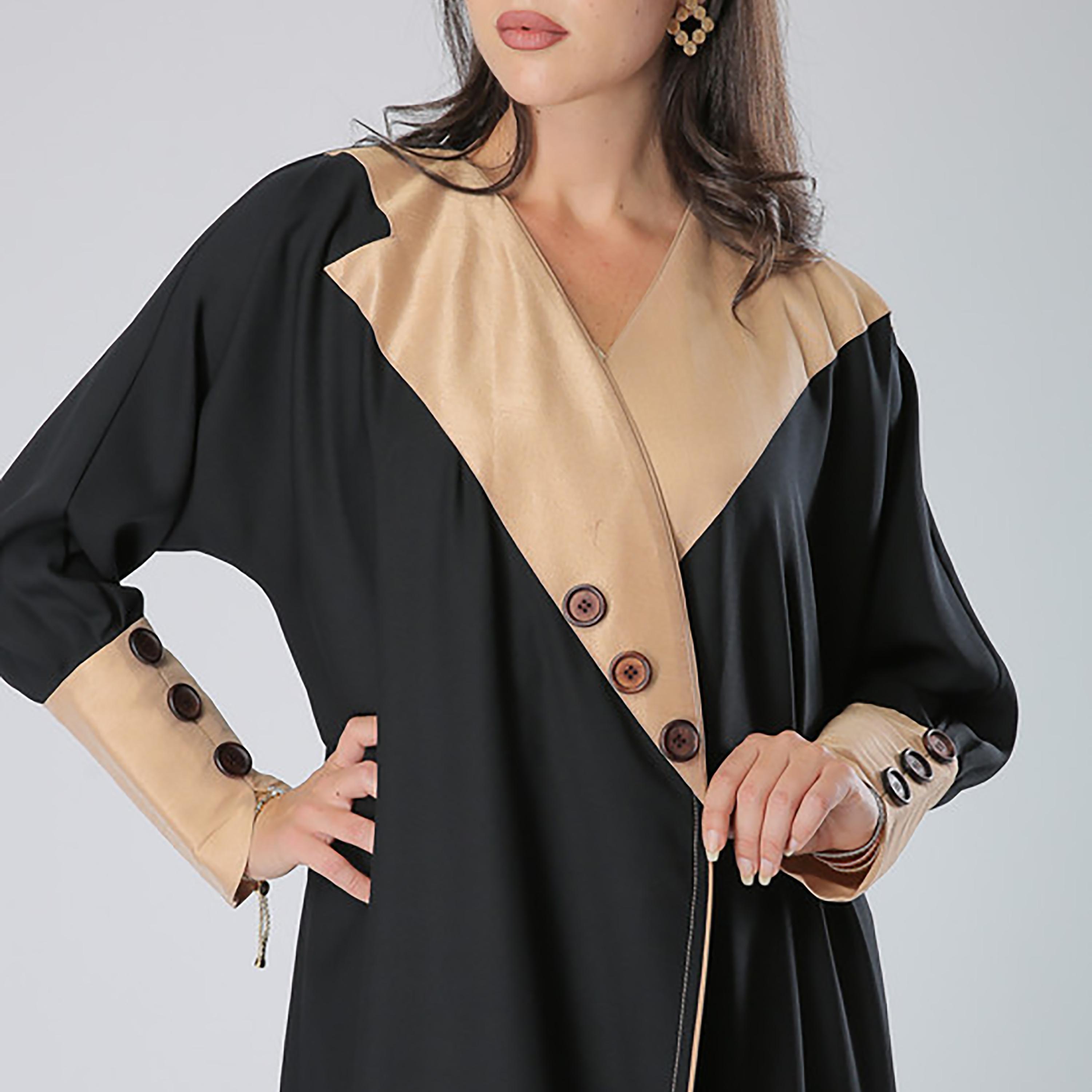 عباية بأكمام من الكريب ومزينة بأزرار باللون الأسود مع شيلة من مويستريت-women-arabicclothing-abayas-image-2