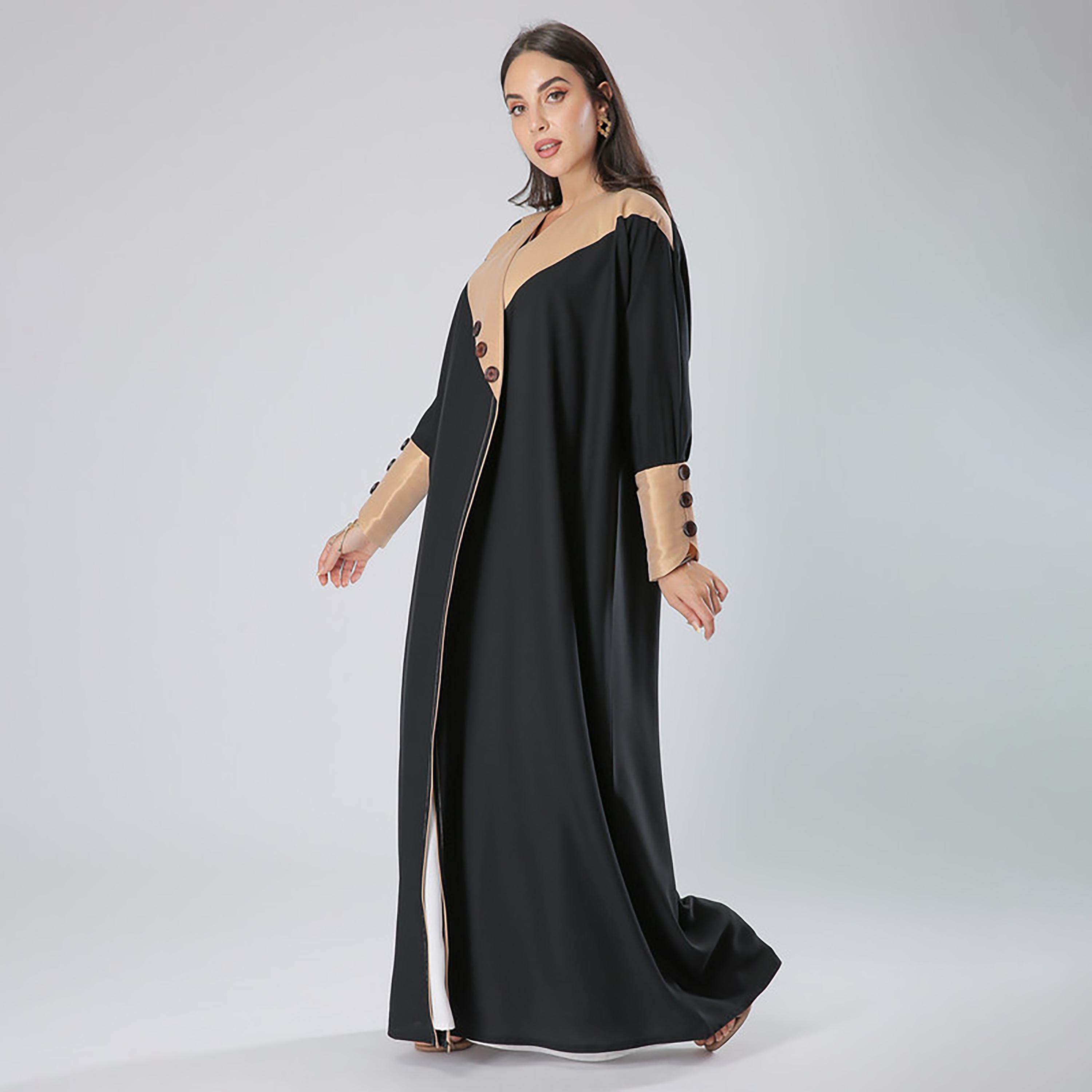 عباية بأكمام من الكريب ومزينة بأزرار باللون الأسود مع شيلة من مويستريت-women-arabicclothing-abayas-image-3