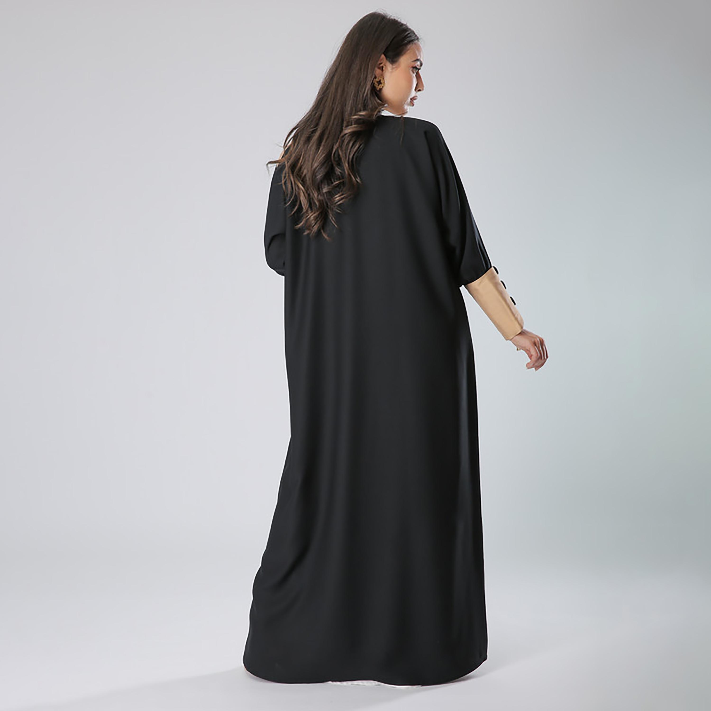عباية بأكمام من الكريب ومزينة بأزرار باللون الأسود مع شيلة من مويستريت-women-arabicclothing-abayas-image-4