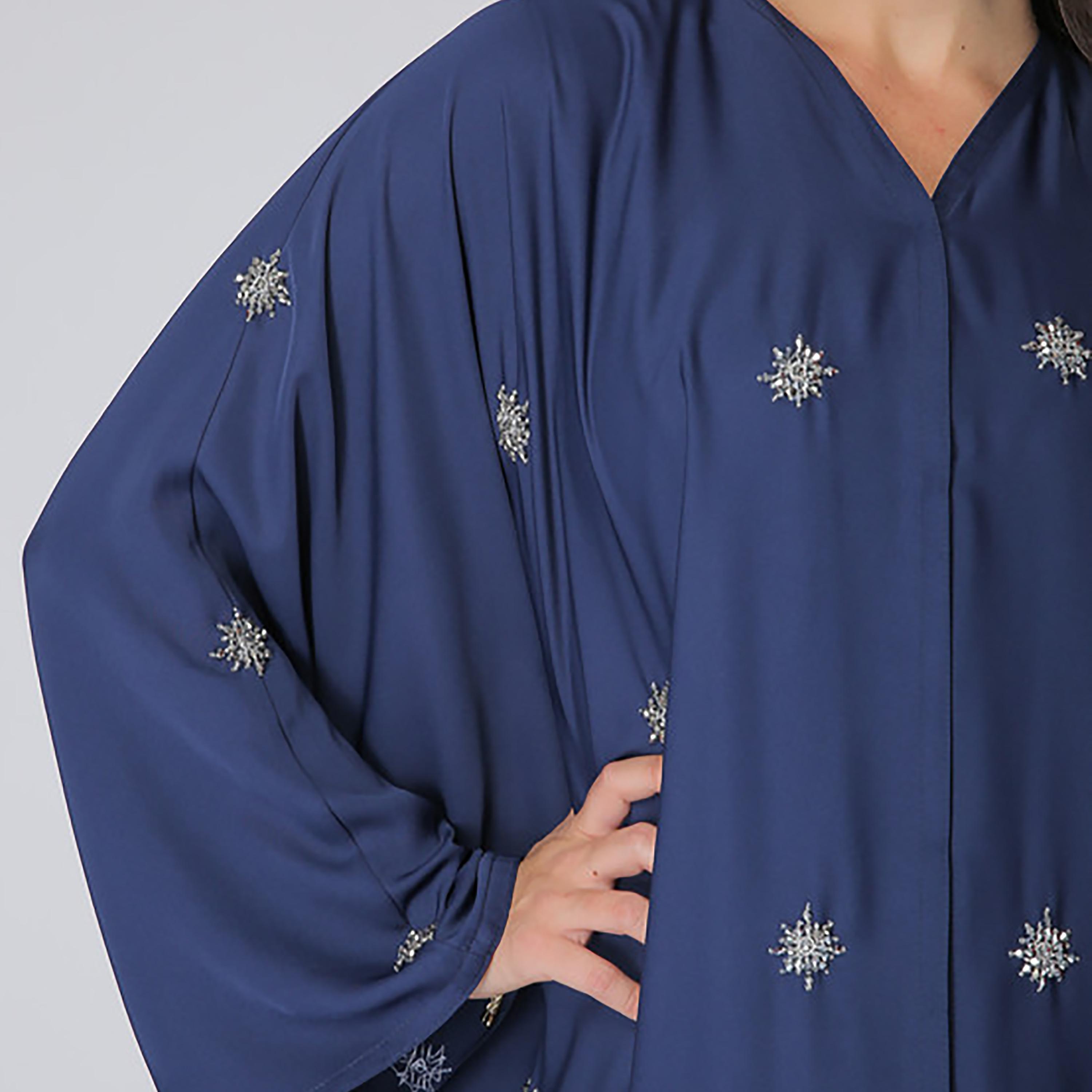 عباية زرقاء مطرزة بالترتر والخرز بأكمام واسعة مع شيلة من مويستريت-women-arabicclothing-abayas-image-2