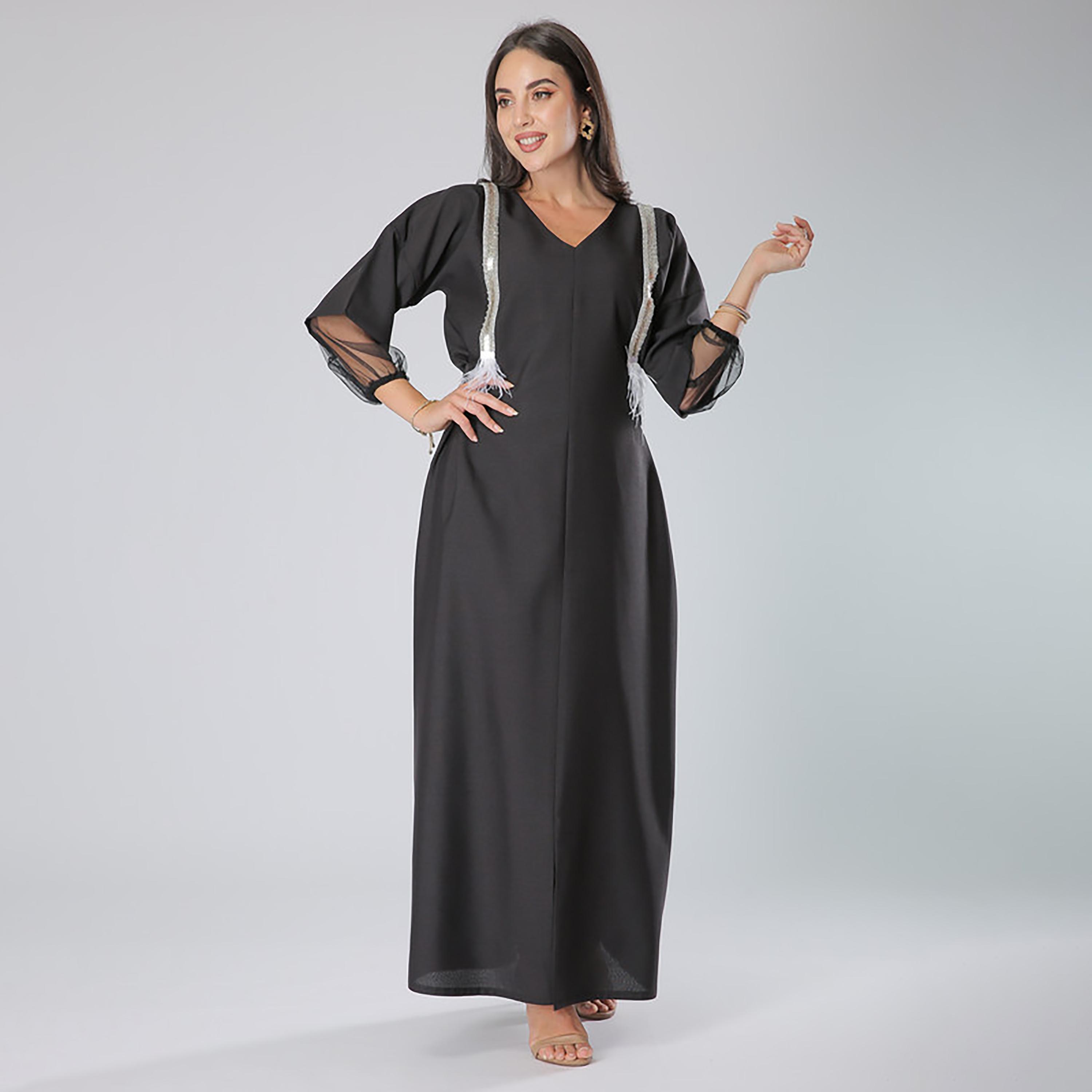 جلابية سوداء بتفاصيل الدانتيل والريش وأكمام بحاشية مرنة من مويستريت-women-arabicclothing-jalabiyas-image-1