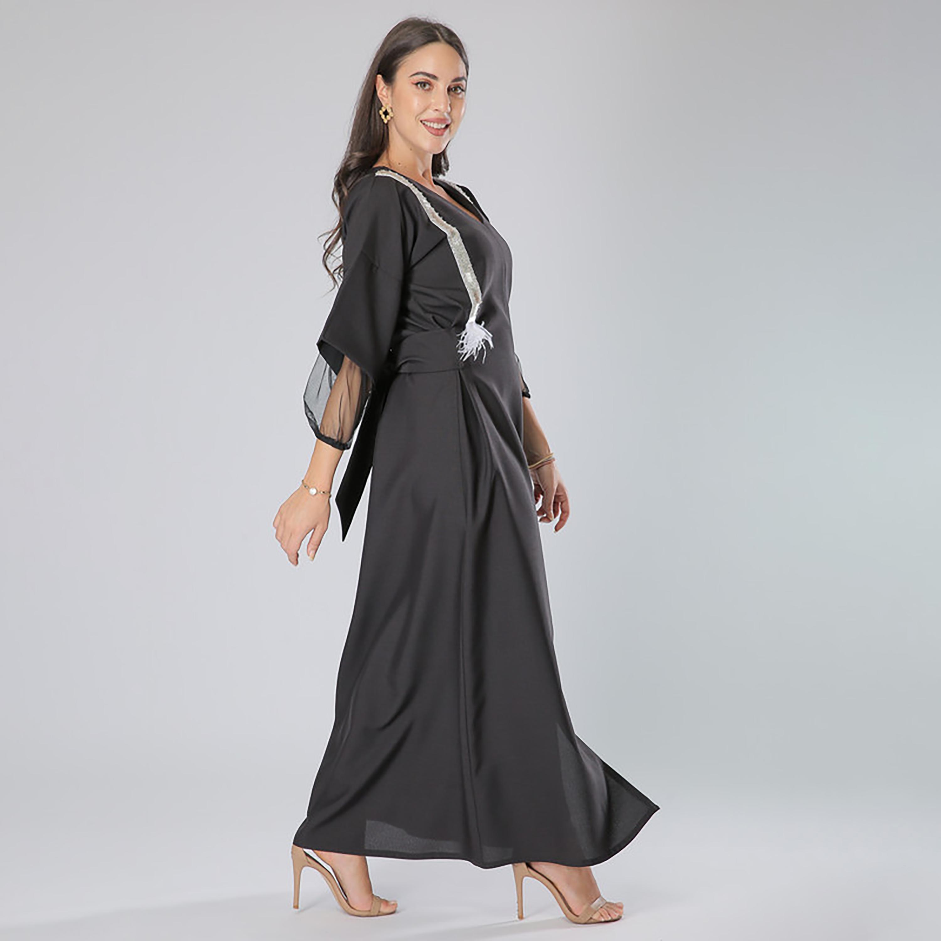 جلابية سوداء بتفاصيل الدانتيل والريش وأكمام بحاشية مرنة من مويستريت-women-arabicclothing-jalabiyas-image-3
