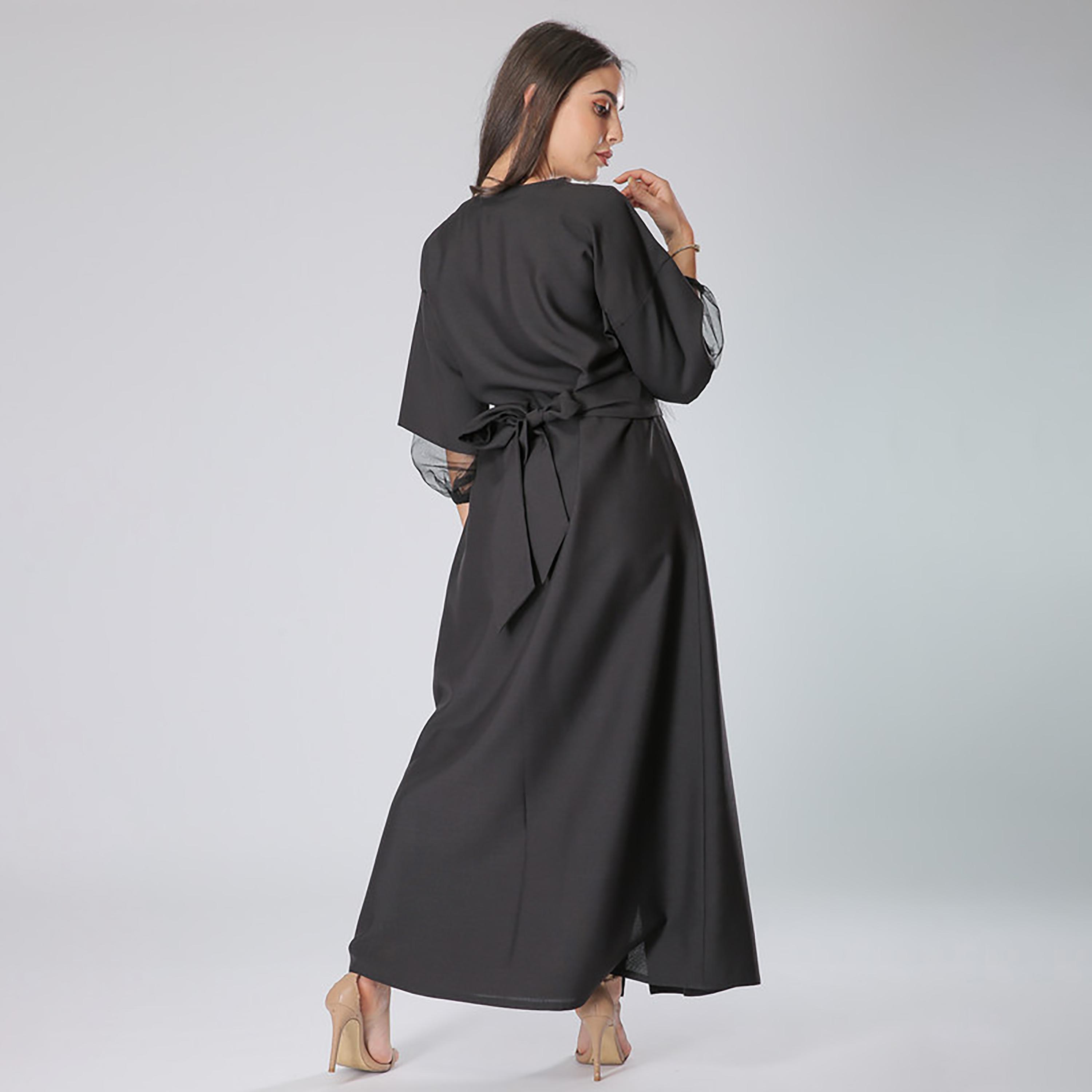 جلابية سوداء بتفاصيل الدانتيل والريش وأكمام بحاشية مرنة من مويستريت-women-arabicclothing-jalabiyas-image-4