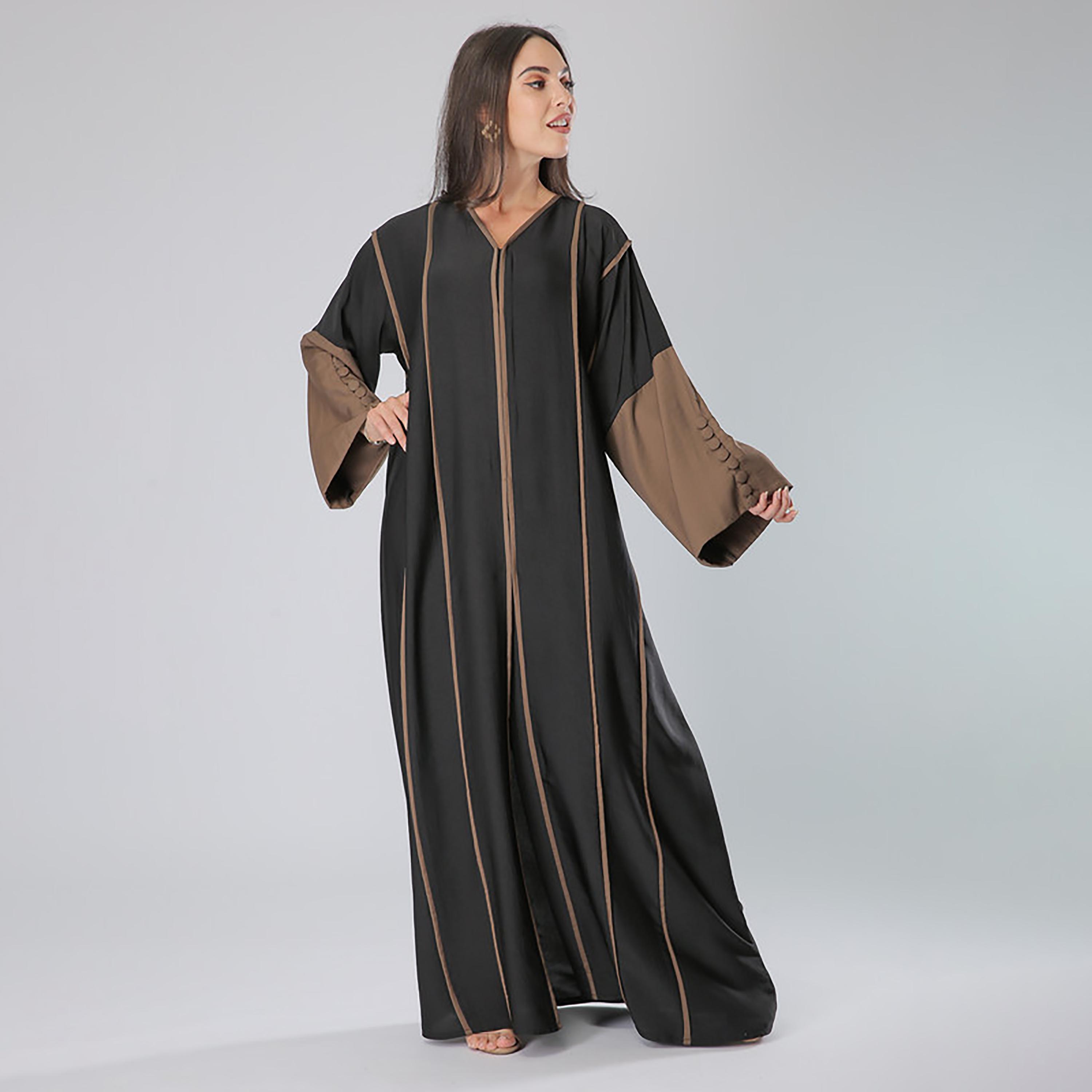 عباية بأكمام وأزرار وخيوط متباينة باللون الأسود مع شيلة من مويستريت-women-arabicclothing-abayas-image-1