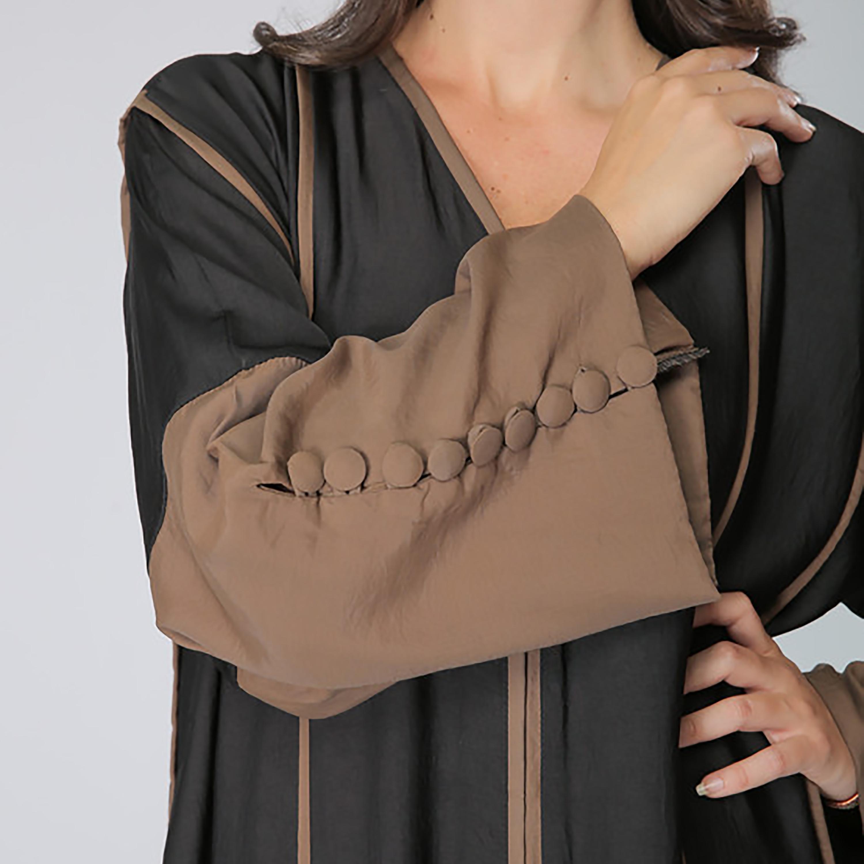عباية بأكمام وأزرار وخيوط متباينة باللون الأسود مع شيلة من مويستريت-women-arabicclothing-abayas-image-2