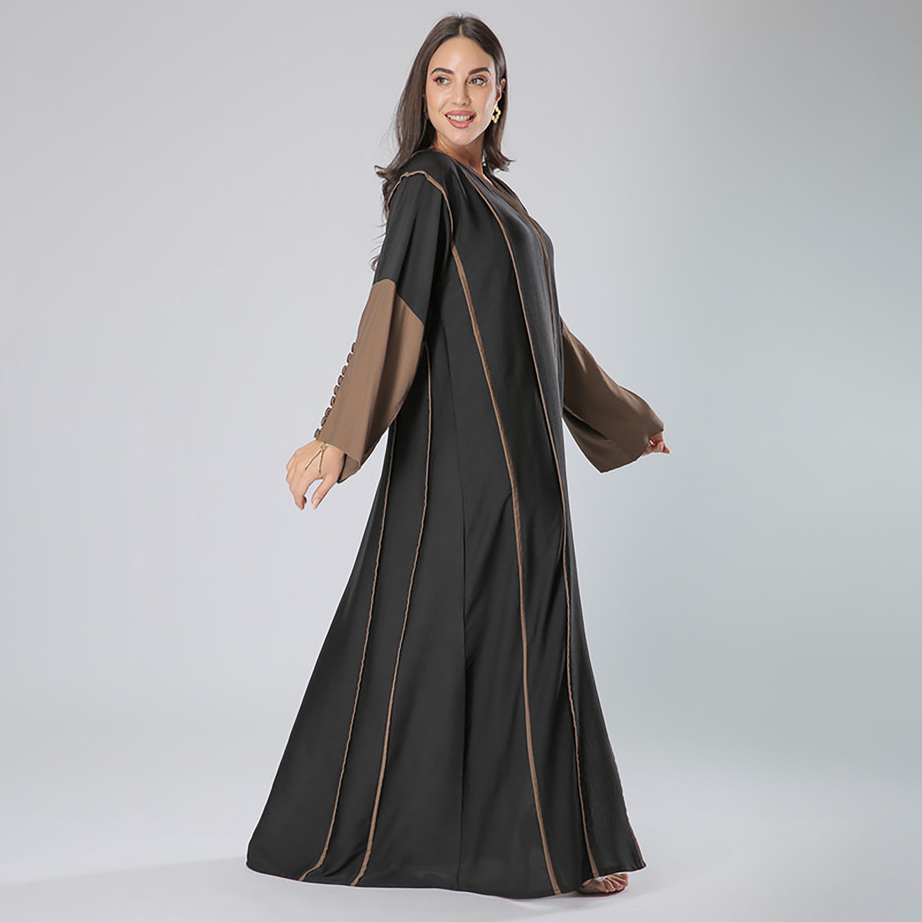 عباية بأكمام وأزرار وخيوط متباينة باللون الأسود مع شيلة من مويستريت-women-arabicclothing-abayas-image-3