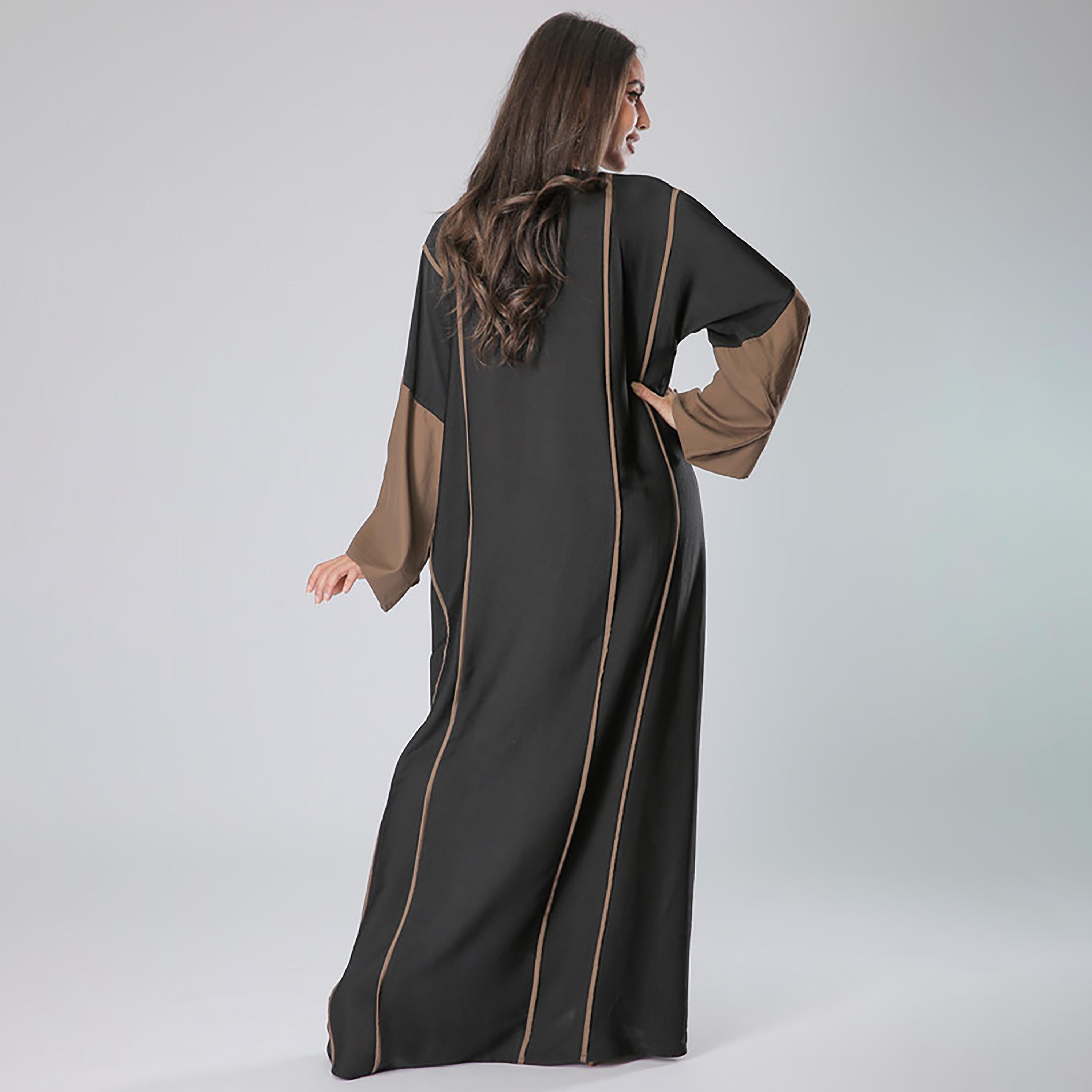 عباية بأكمام وأزرار وخيوط متباينة باللون الأسود مع شيلة من مويستريت-women-arabicclothing-abayas-image-4