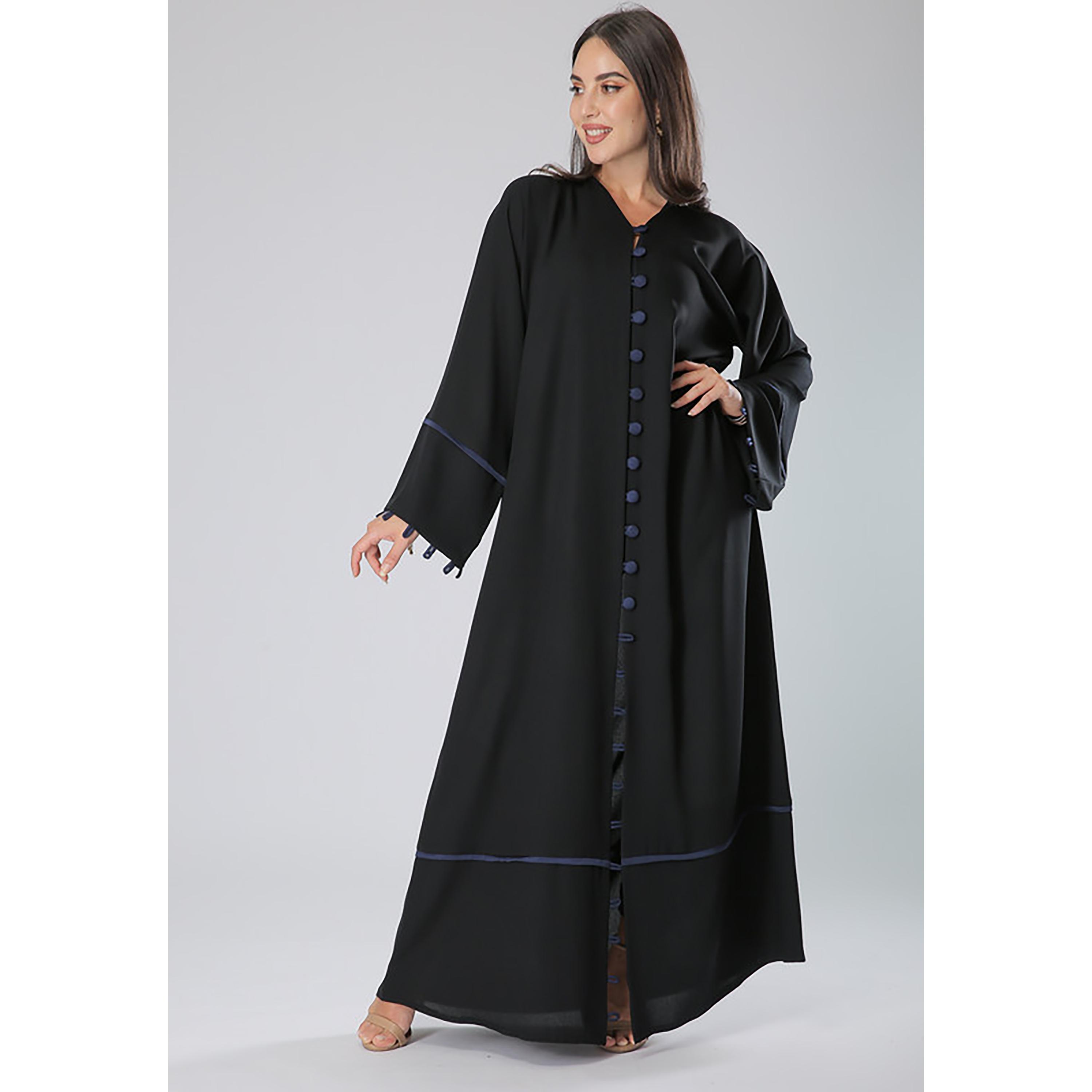 عباية بأكمام واسعة من الكريب ومزينة بشرائط متباينة باللون الأسود مع شيلة من مويستريت-women-arabicclothing-abayas-image-1