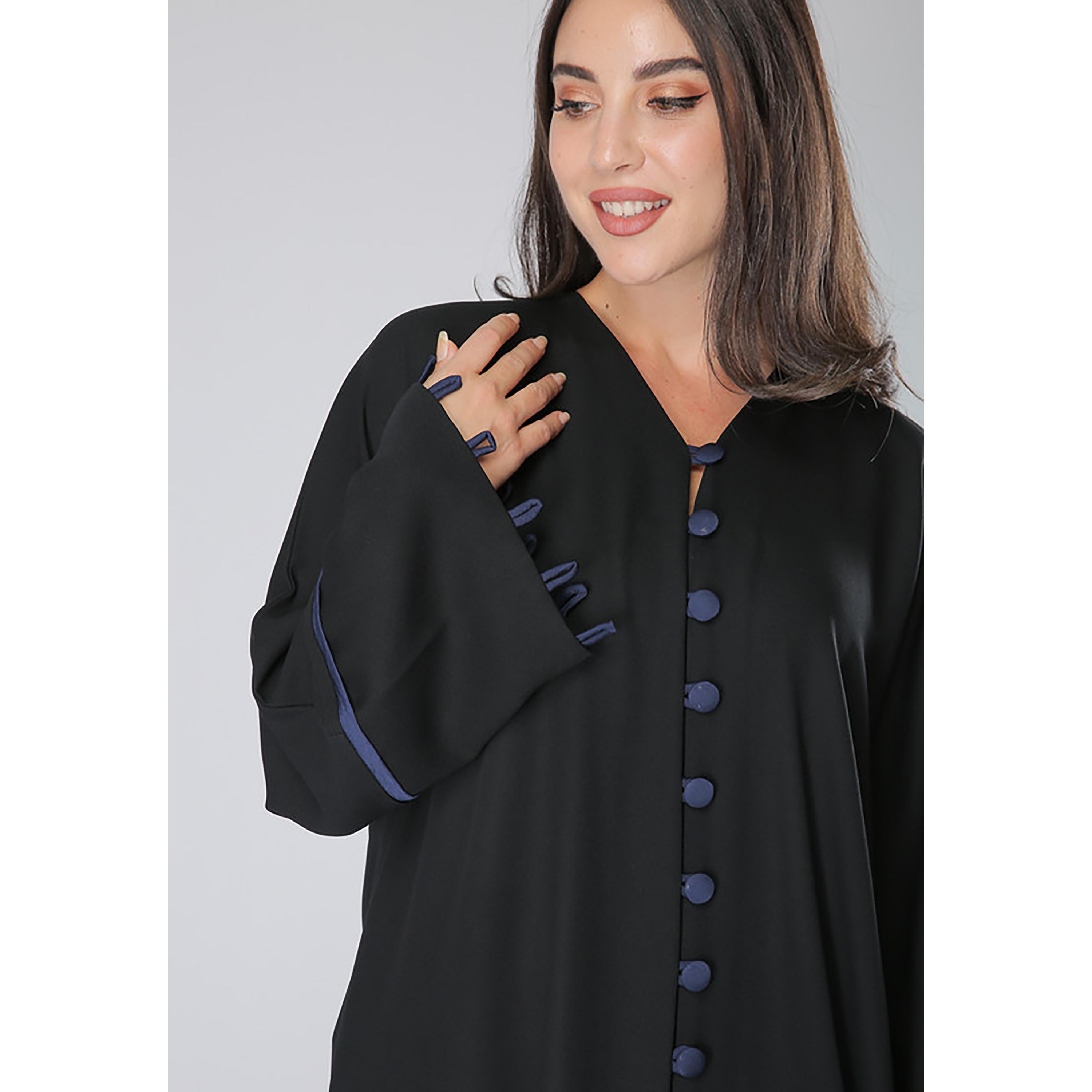 عباية بأكمام واسعة من الكريب ومزينة بشرائط متباينة باللون الأسود مع شيلة من مويستريت-women-arabicclothing-abayas-image-2