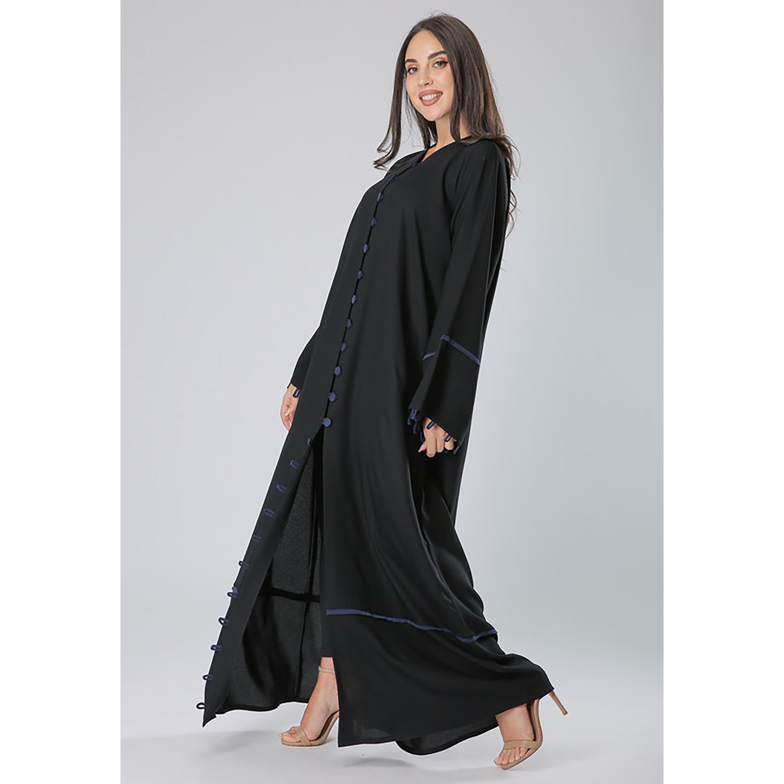 عباية بأكمام واسعة من الكريب ومزينة بشرائط متباينة باللون الأسود مع شيلة من مويستريت-women-arabicclothing-abayas-image-3