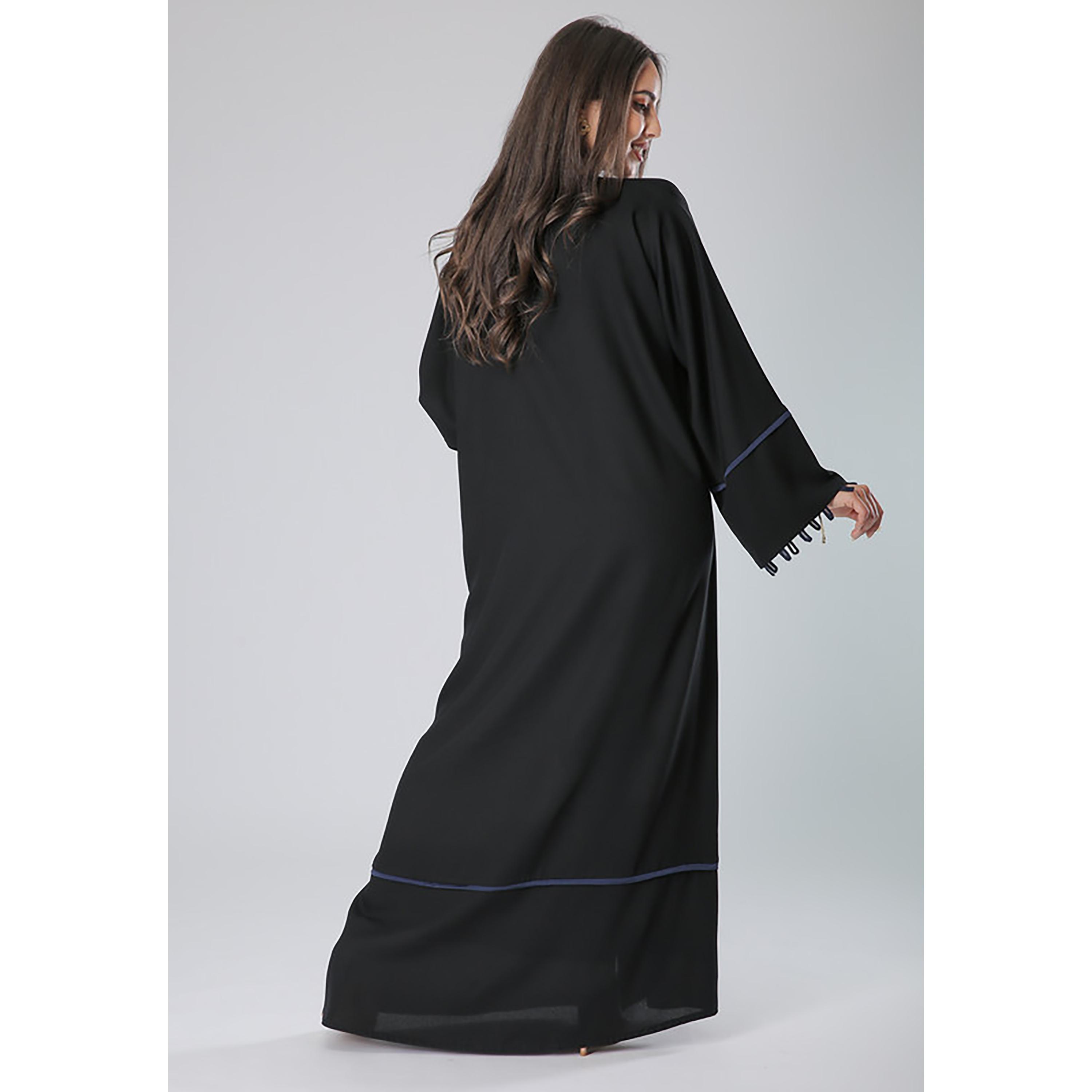 عباية بأكمام واسعة من الكريب ومزينة بشرائط متباينة باللون الأسود مع شيلة من مويستريت-women-arabicclothing-abayas-image-4