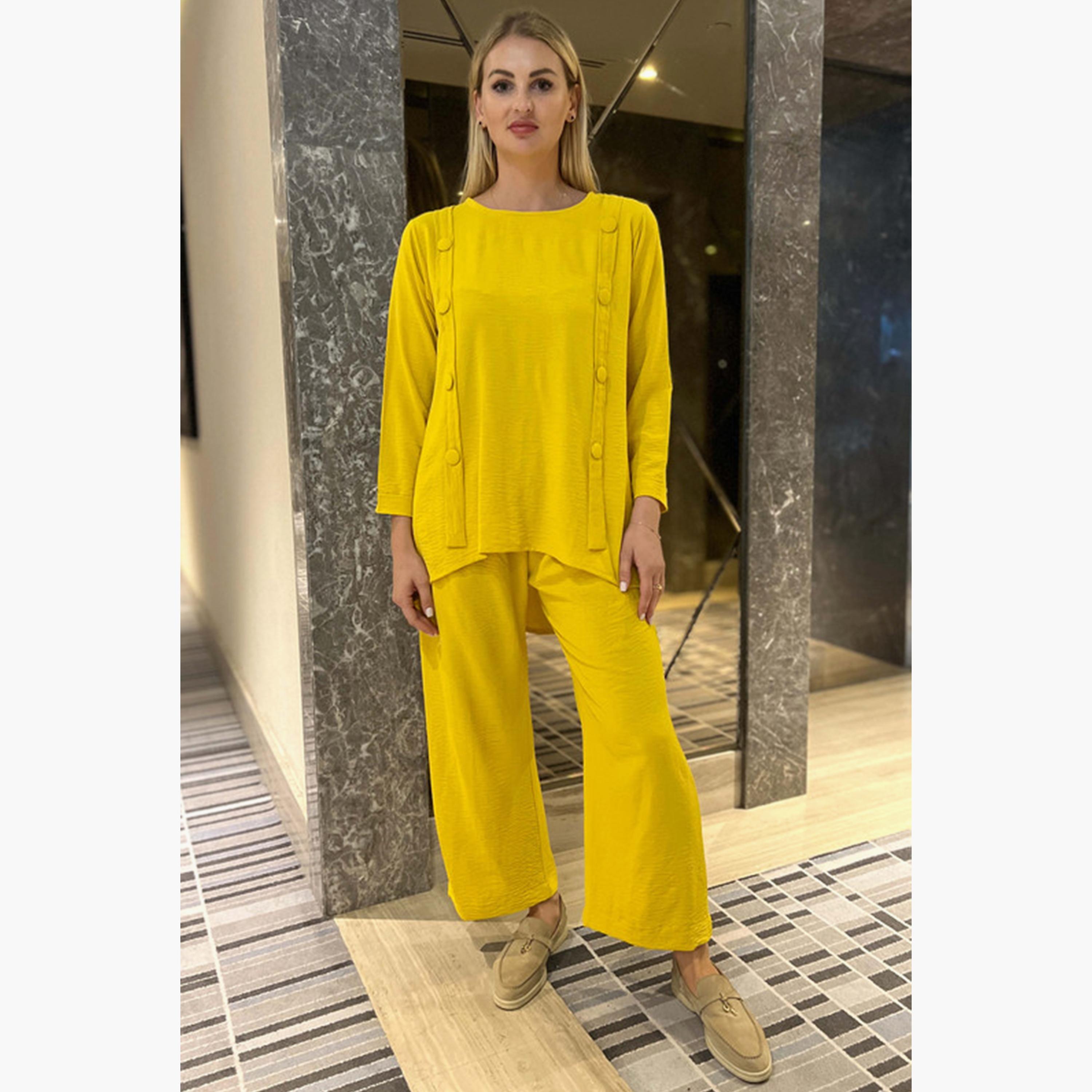 طقم قطعتين من بلوزة وبنطلون من نسيج سي باللون الأصفر مزين بأزرار من مويستريت-women-arabicclothing-sets-image-1