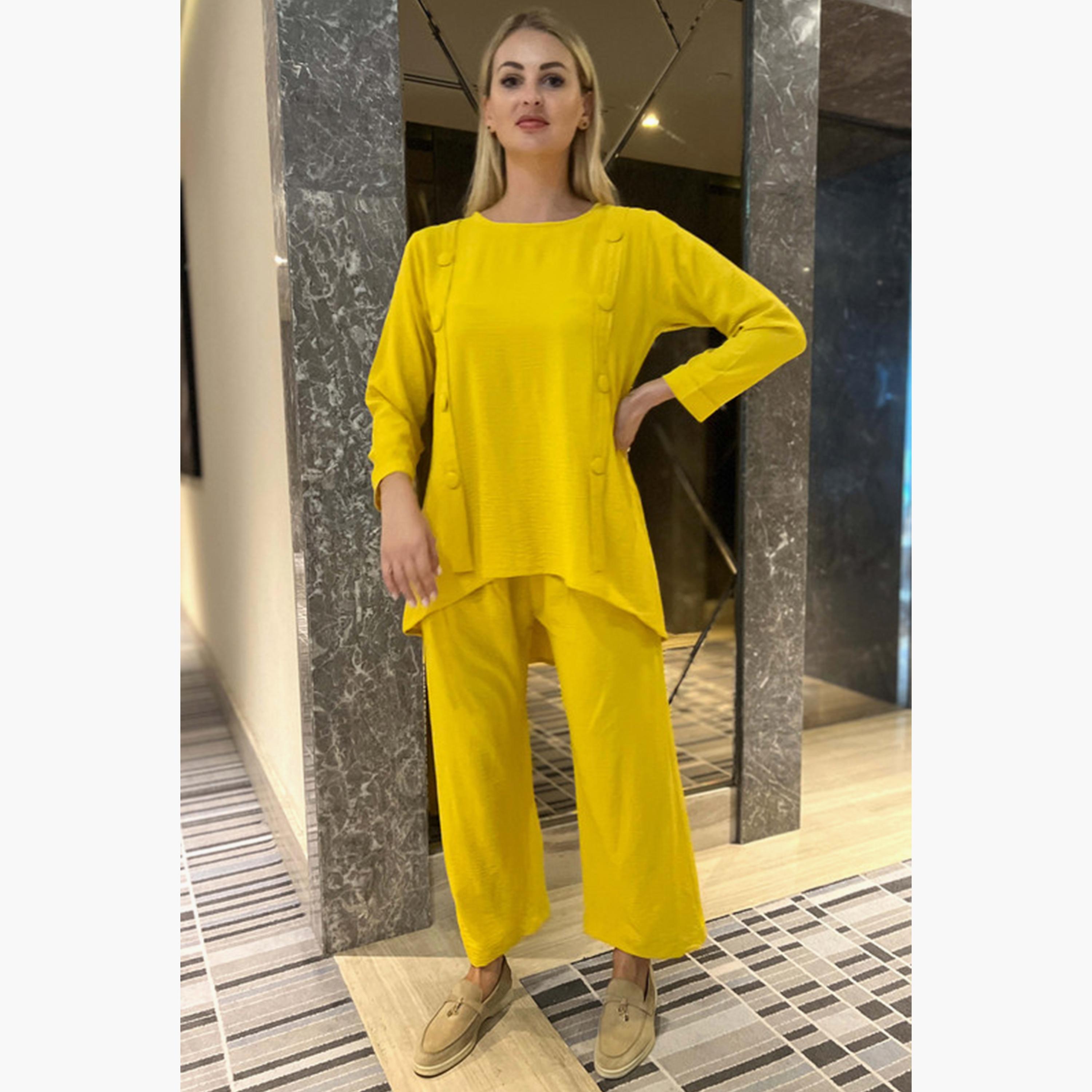 طقم قطعتين من بلوزة وبنطلون من نسيج سي باللون الأصفر مزين بأزرار من مويستريت-women-arabicclothing-sets-image-2
