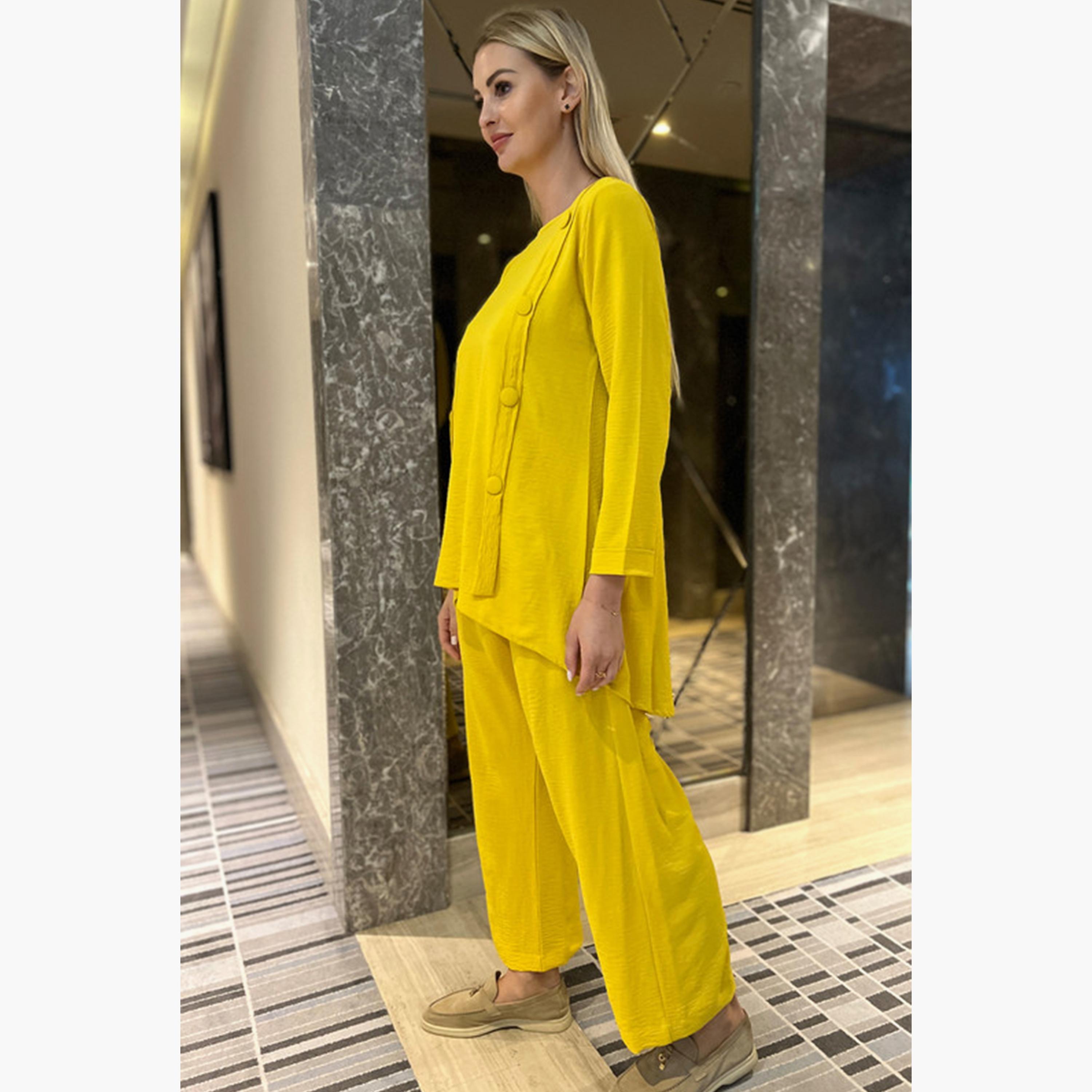 طقم قطعتين من بلوزة وبنطلون من نسيج سي باللون الأصفر مزين بأزرار من مويستريت-women-arabicclothing-sets-image-3