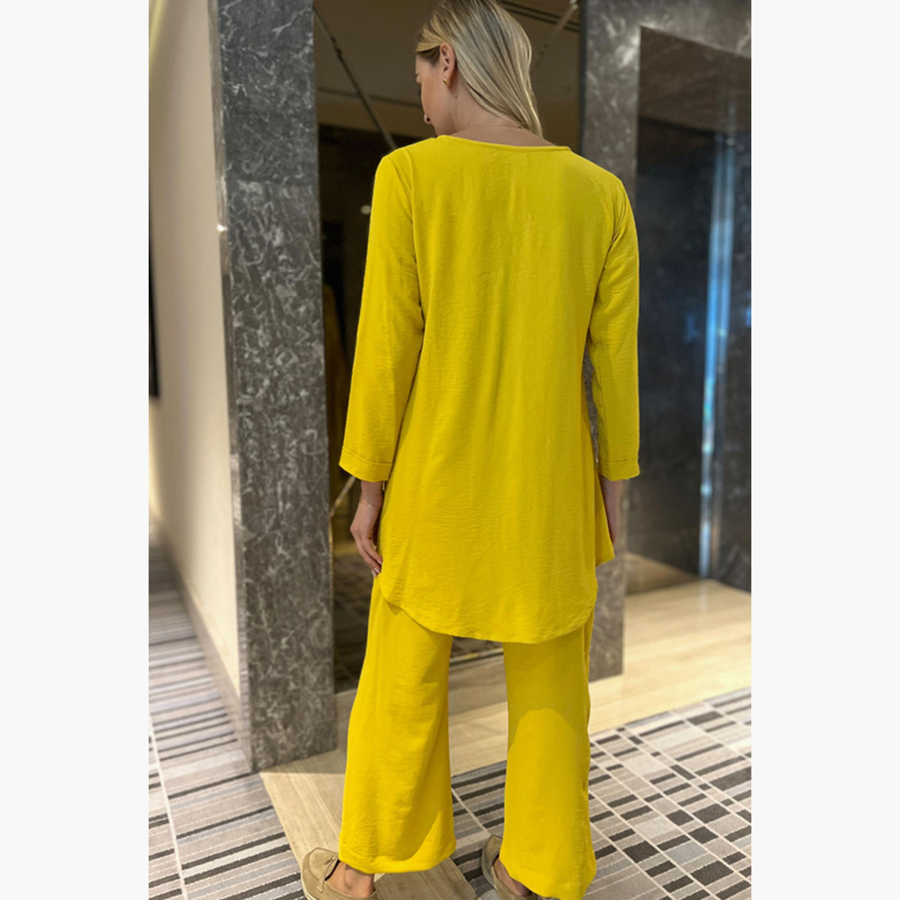 طقم قطعتين من بلوزة وبنطلون من نسيج سي باللون الأصفر مزين بأزرار من مويستريت-women-arabicclothing-sets-image-4
