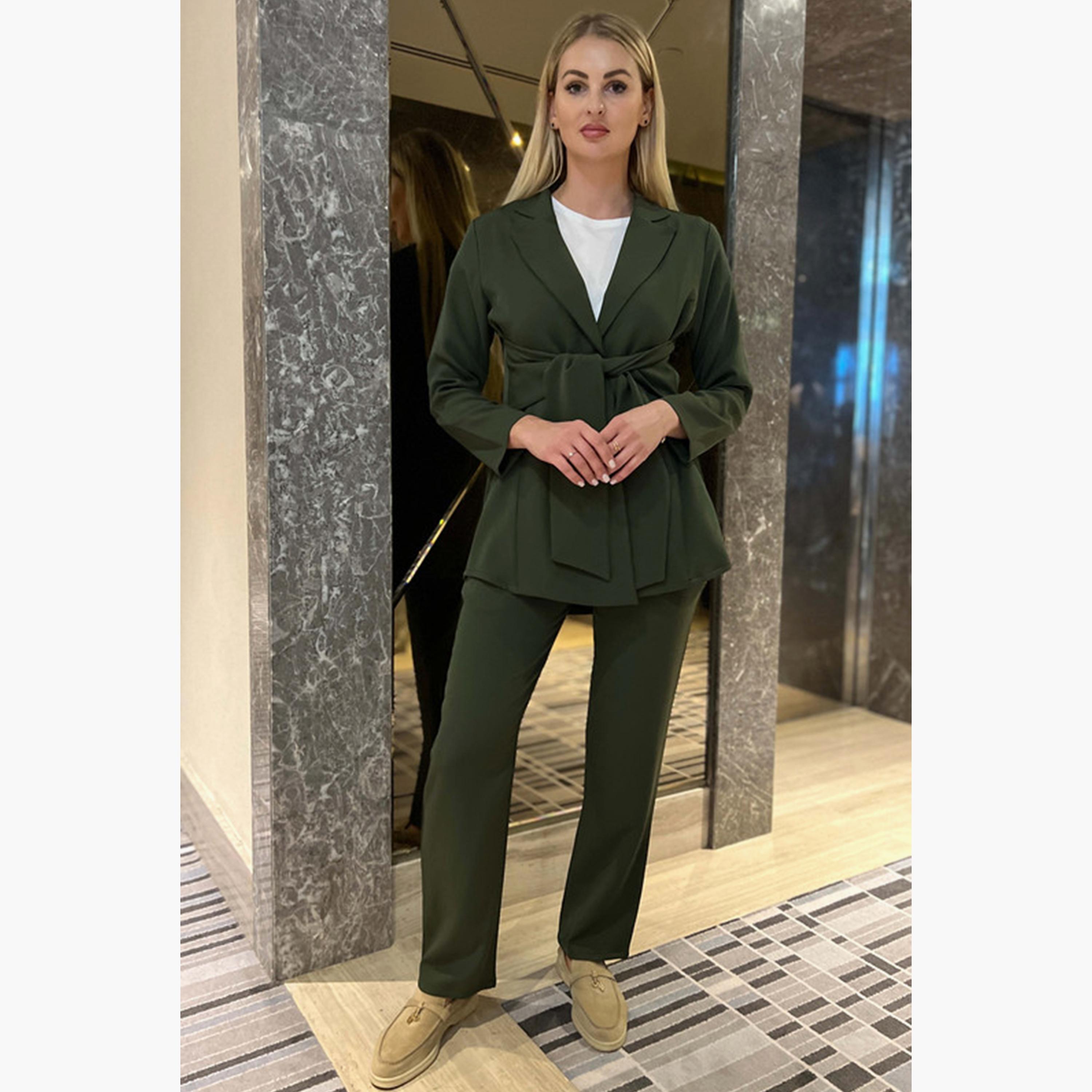 مجموعة قطعتين بليزر بطية صدر السترة وبنطلون من كريب باربي باللون الأخضر من مويستريت-women-arabicclothing-sets-image-1