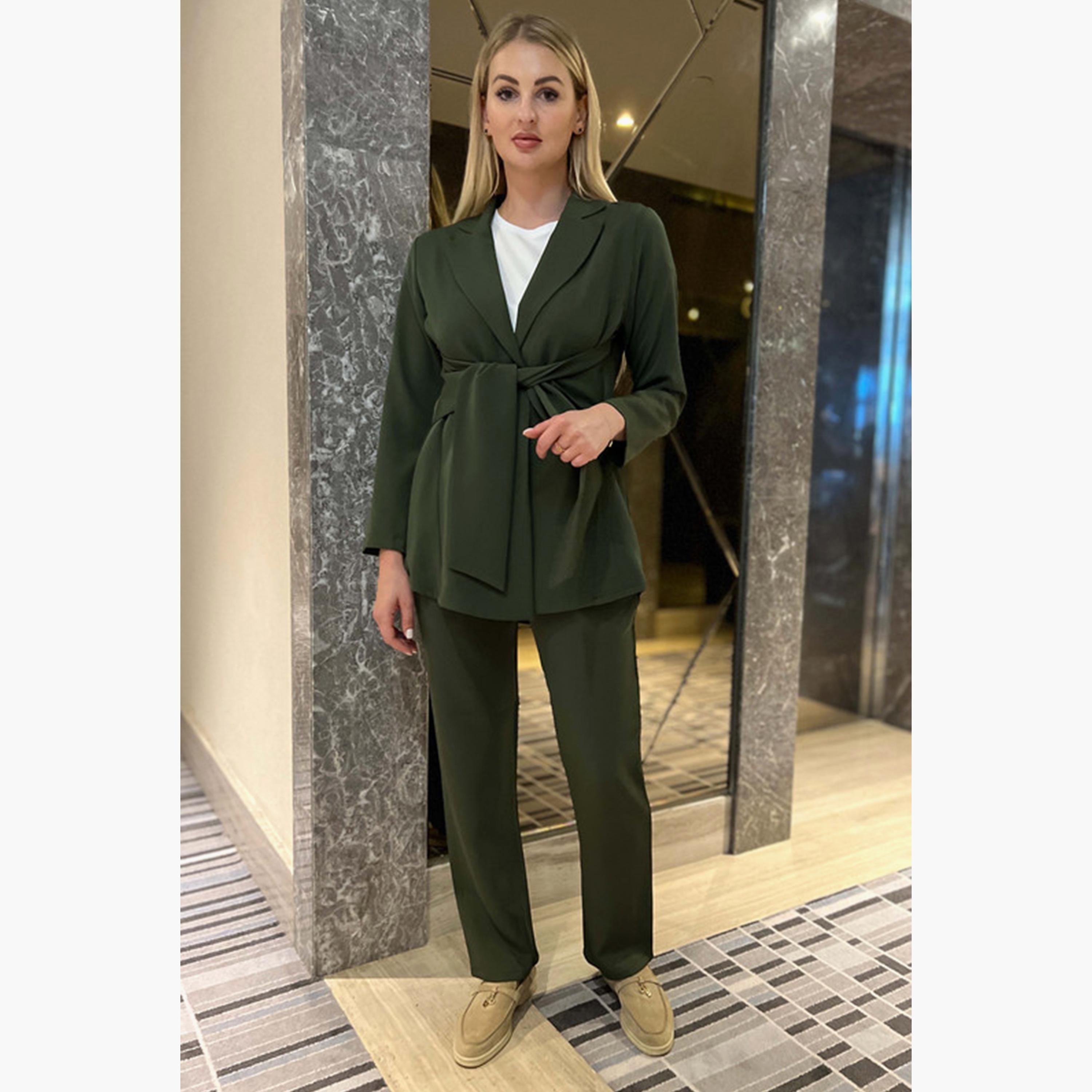 مجموعة قطعتين بليزر بطية صدر السترة وبنطلون من كريب باربي باللون الأخضر من مويستريت-women-arabicclothing-sets-image-2