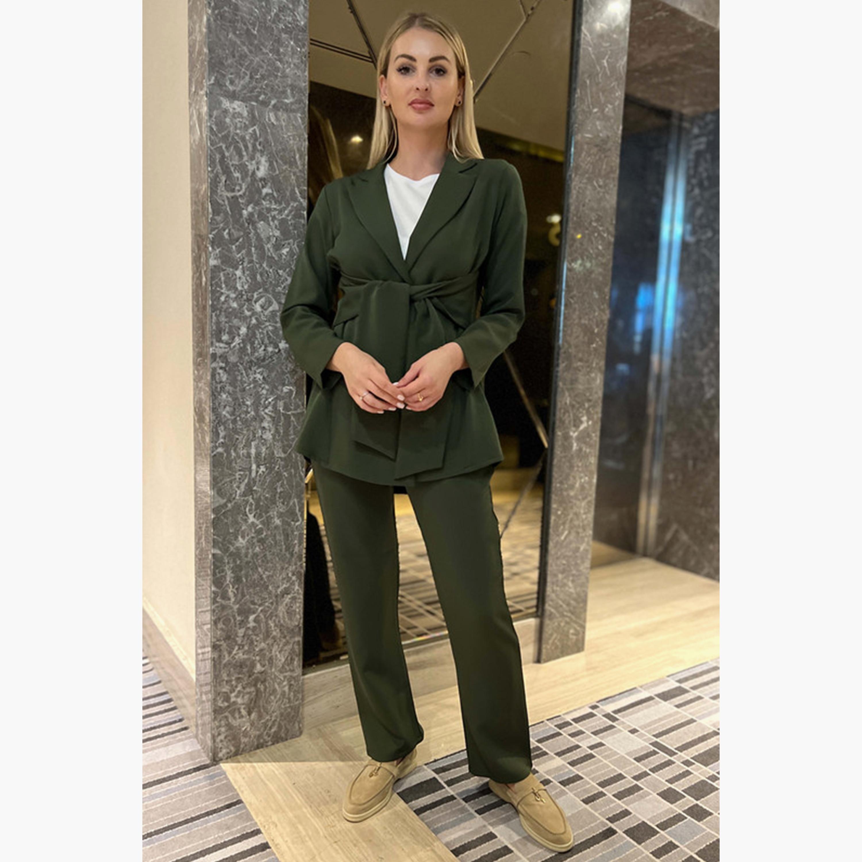 مجموعة قطعتين بليزر بطية صدر السترة وبنطلون من كريب باربي باللون الأخضر من مويستريت-women-arabicclothing-sets-image-3