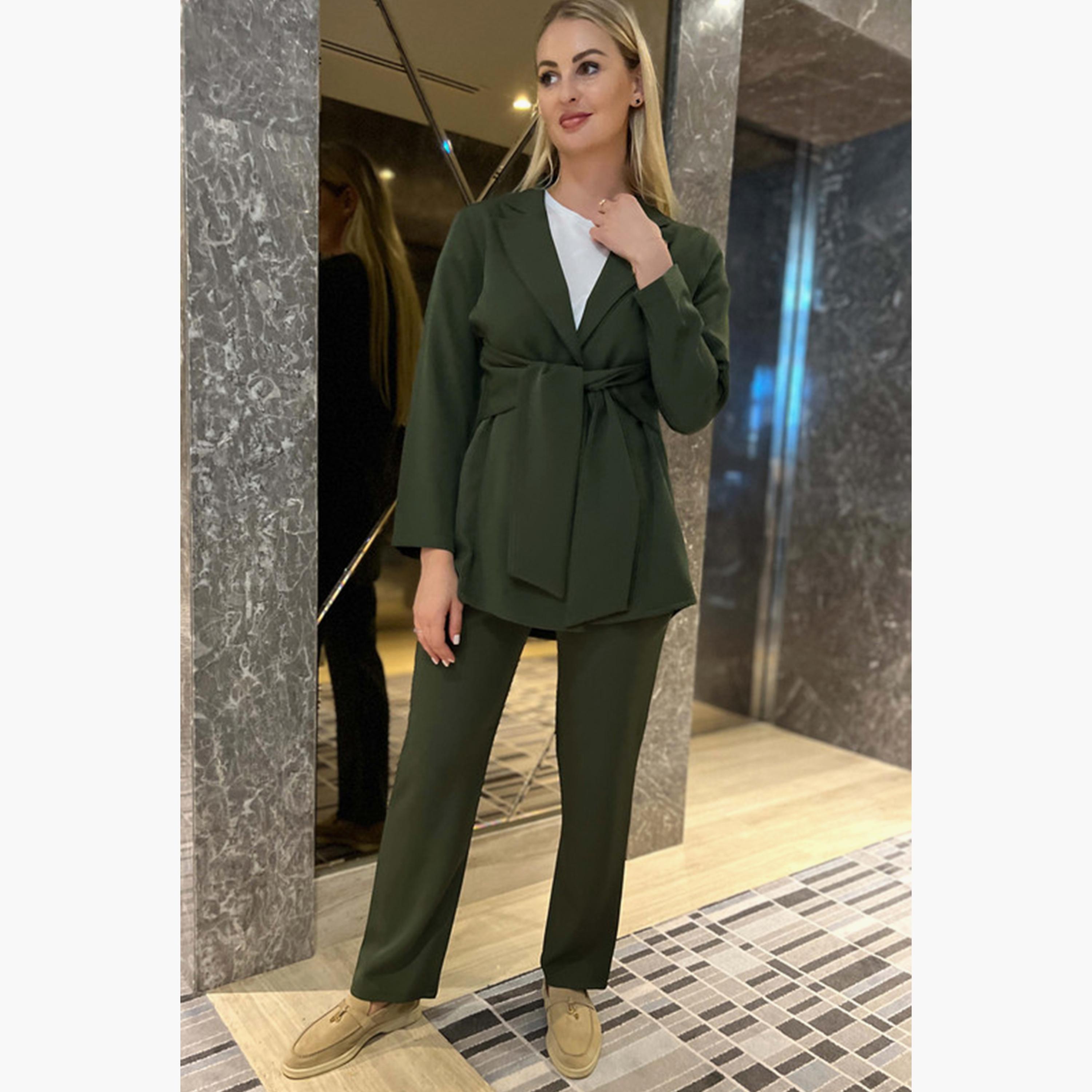 مجموعة قطعتين بليزر بطية صدر السترة وبنطلون من كريب باربي باللون الأخضر من مويستريت-women-arabicclothing-sets-image-4