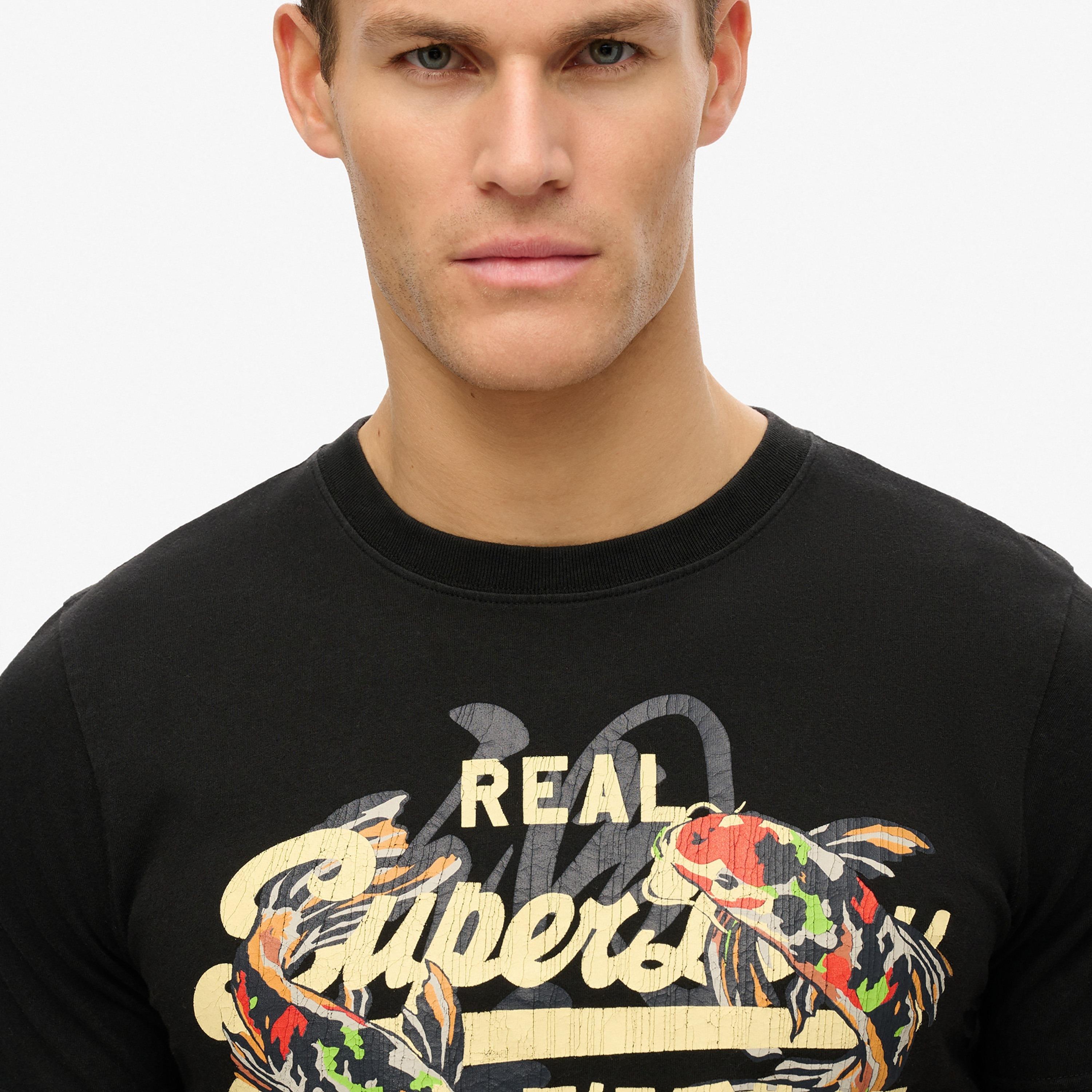 تي شيرت برسومات برقبة دائرية بأكمام قصيرة للرجال من سوبردراي-men-clothing-tshirtsandpolos-tshirts-image-3